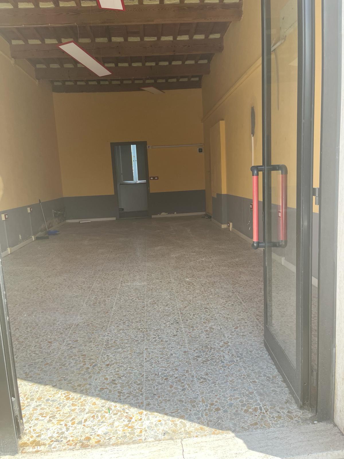 Immagine 8 di Locale commerciale in affitto  in Viale G. Puccini a Lucca