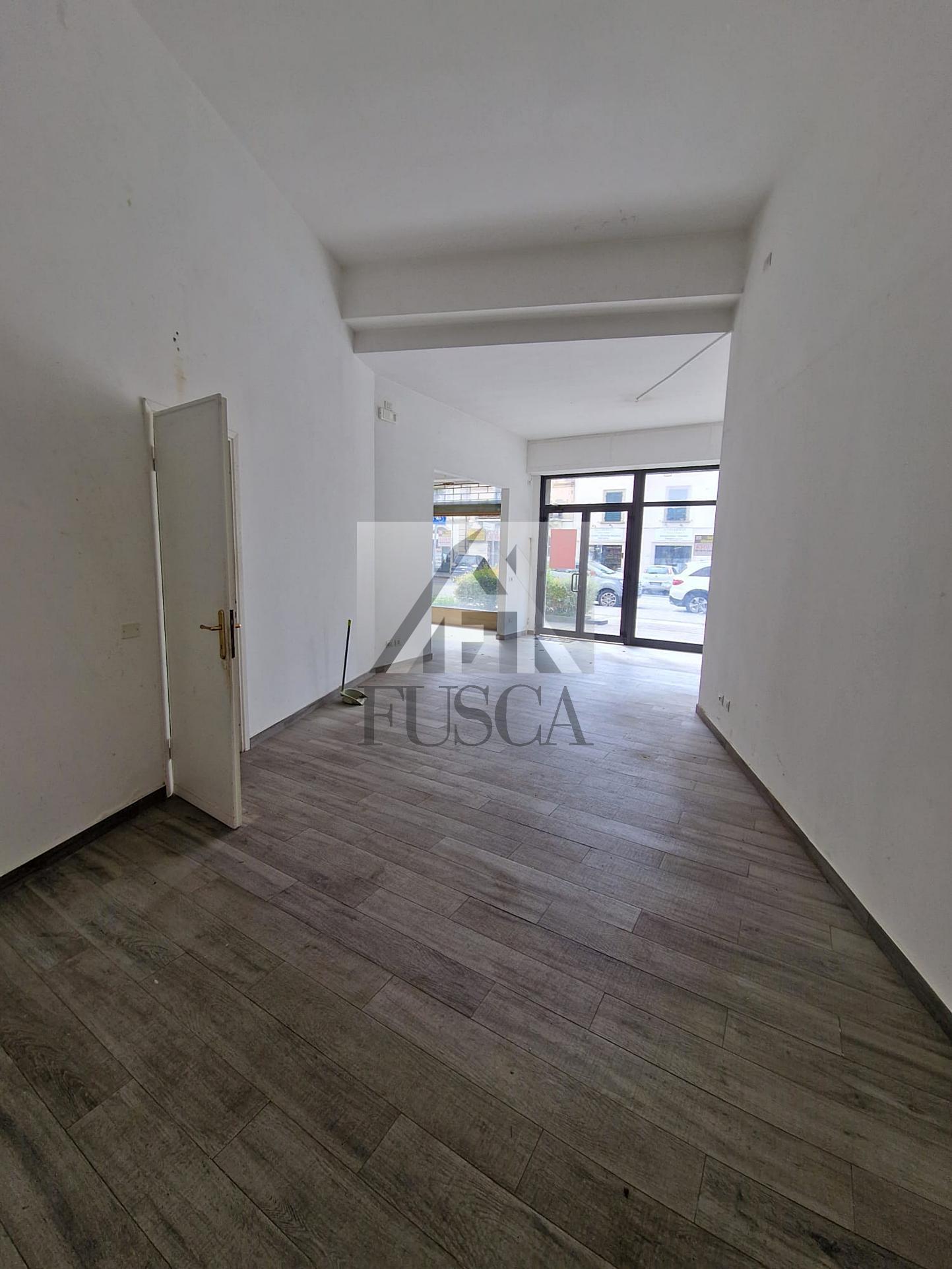 Immagine 7 di Locale commerciale in vendita  in Via Sant'Anna a Lucca