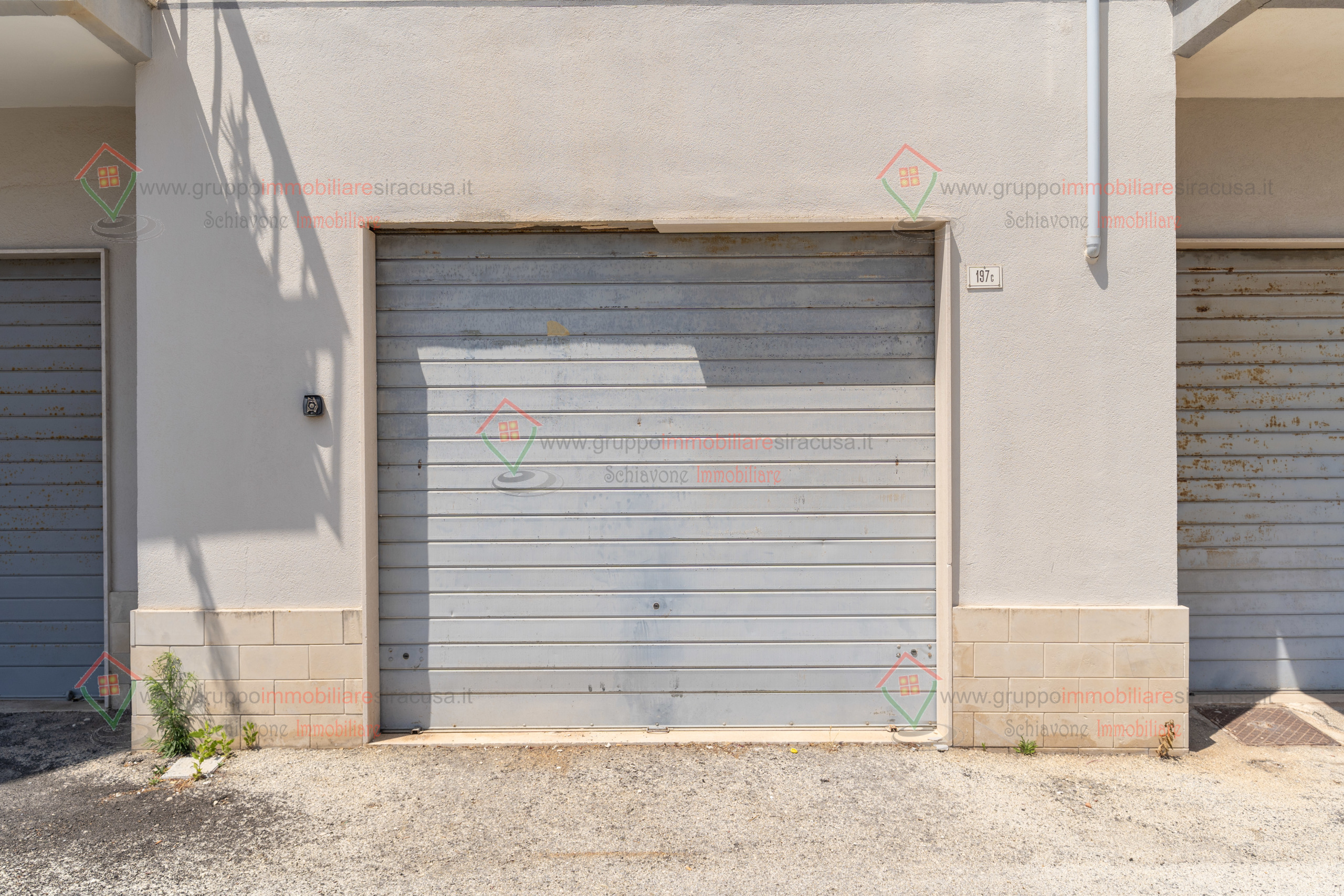 Immagine 1 di Garage in vendita  a Siracusa