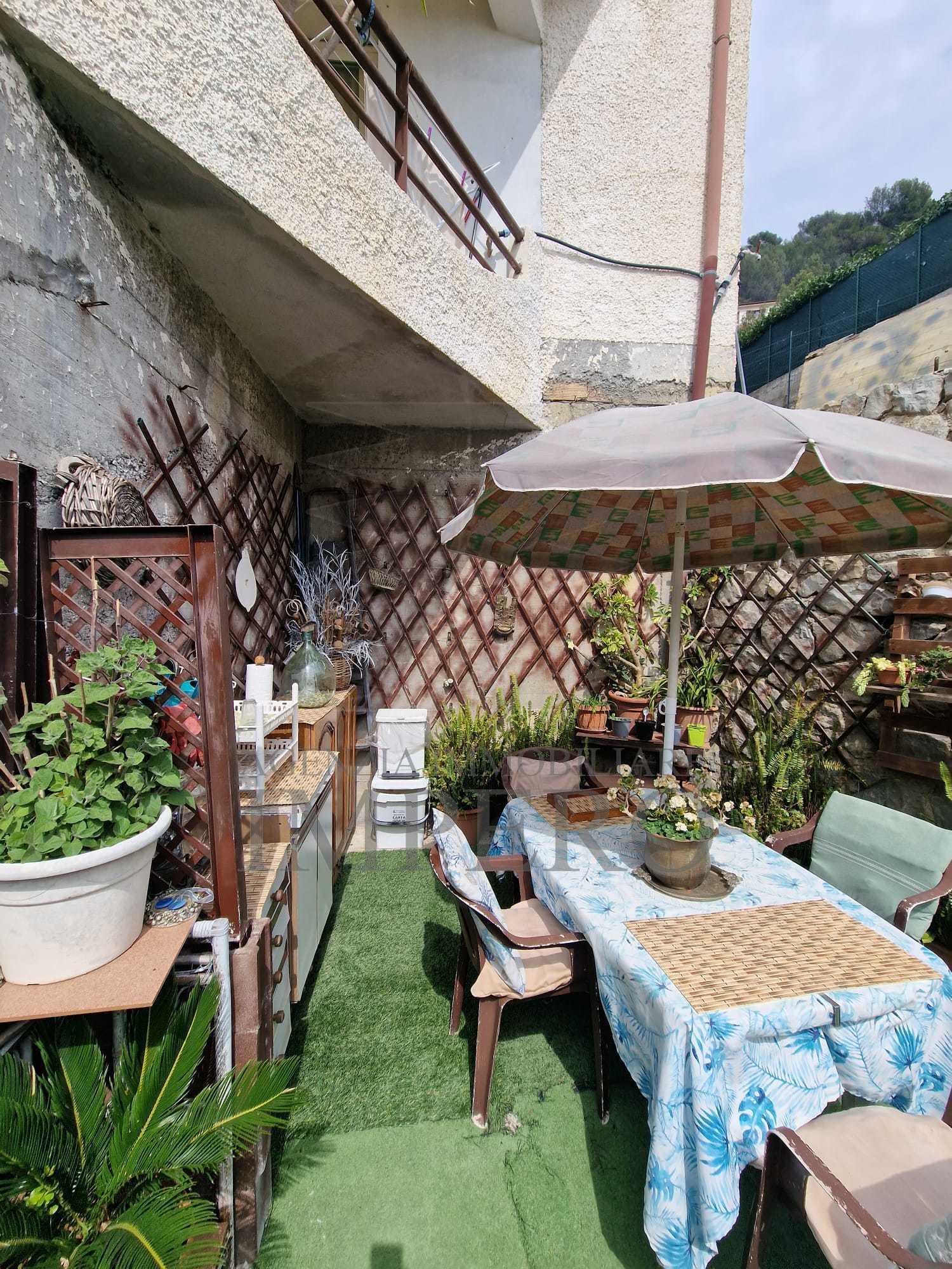 Immagine 3 di Porzione di casa in vendita  in Via Tremola 11 a Ventimiglia