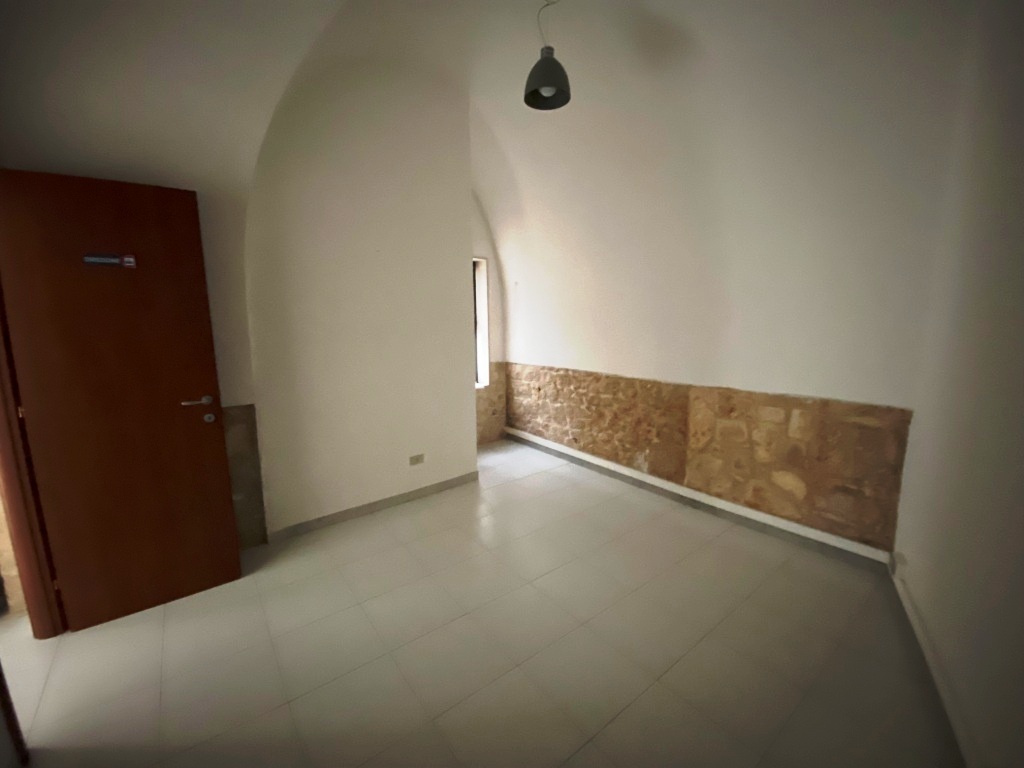 Immagine 9 di Locale commerciale in vendita  in Via Vincenzo Savino 2 a Casamassima