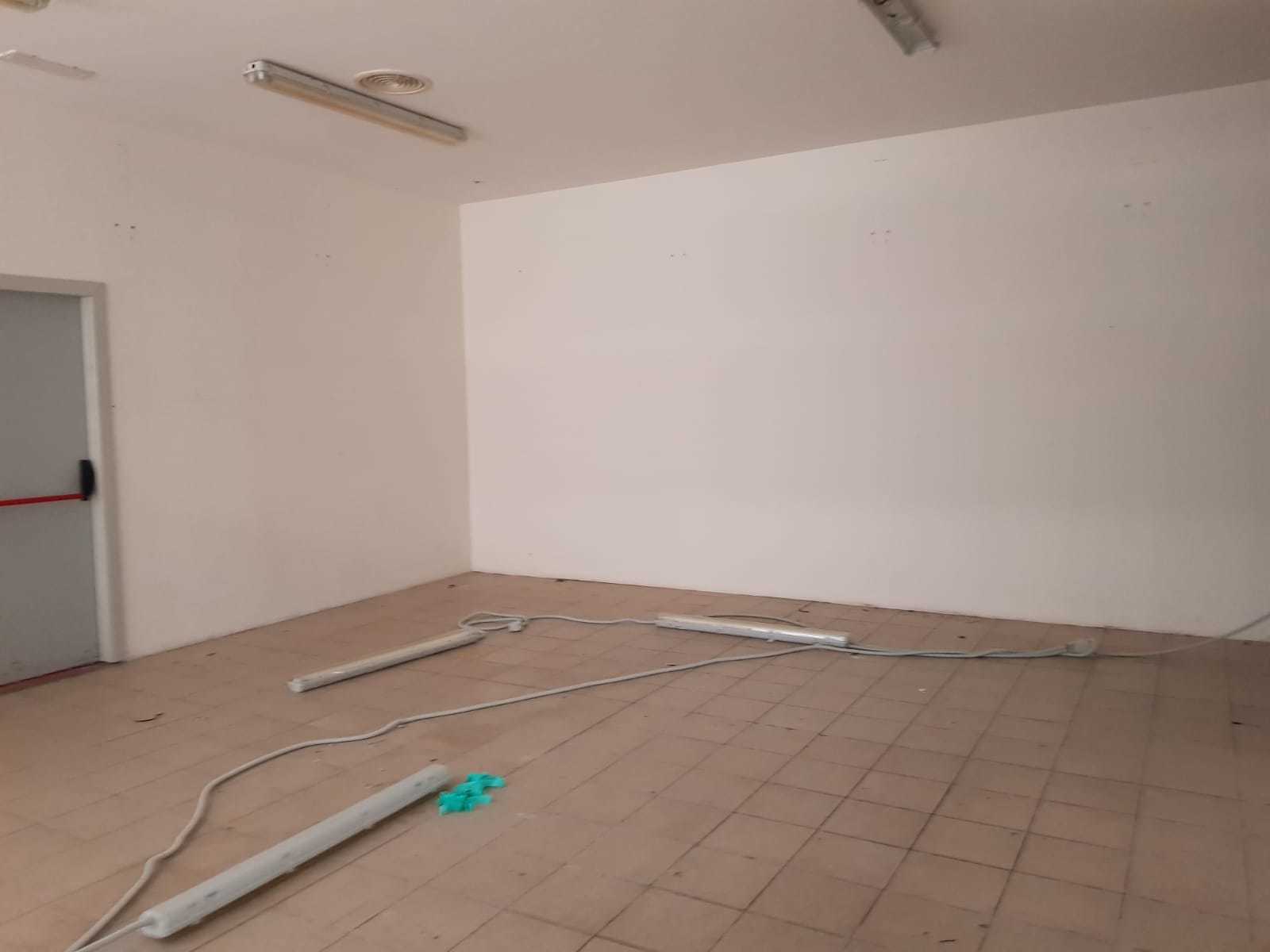 Immagine 8 di Locale commerciale in affitto  in via delle ville prima a Lucca