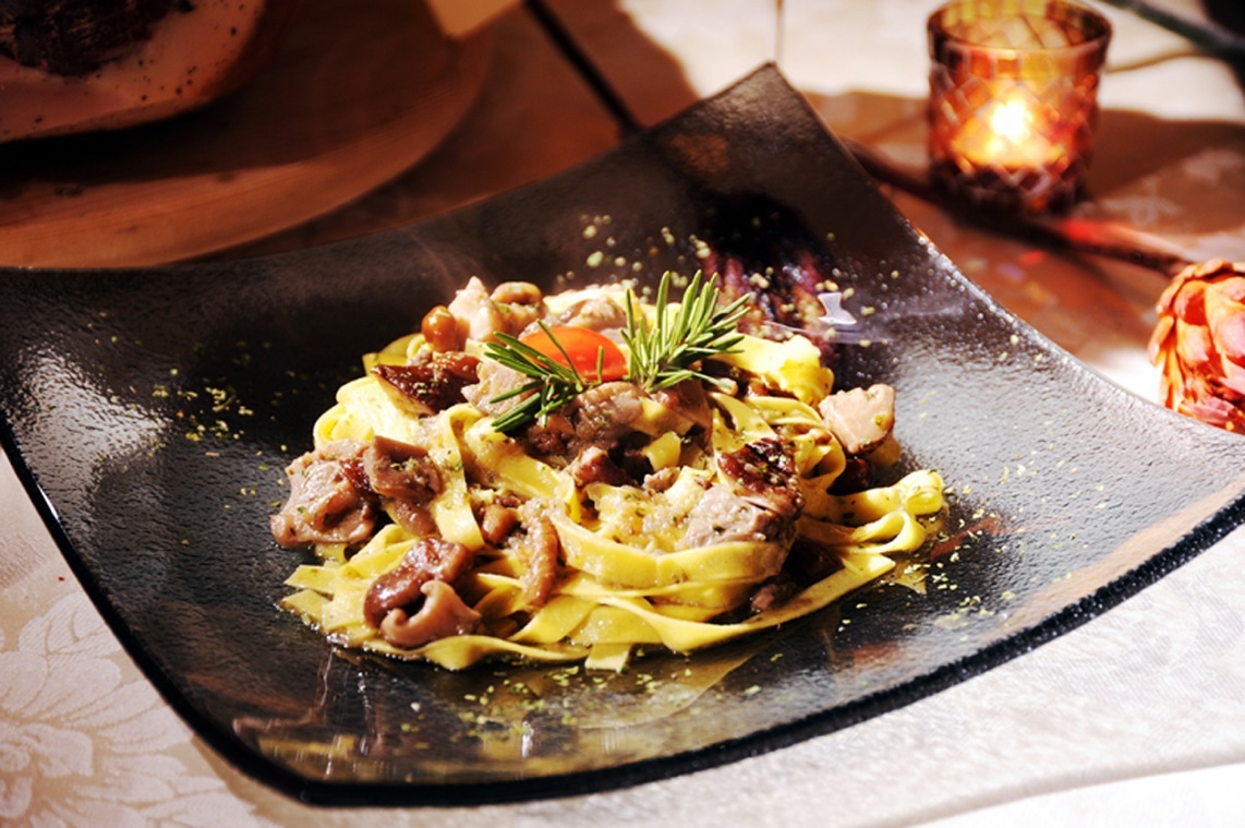 Immagine 1 di Bar / Ristorante in vendita  in Via Romana a Lucca