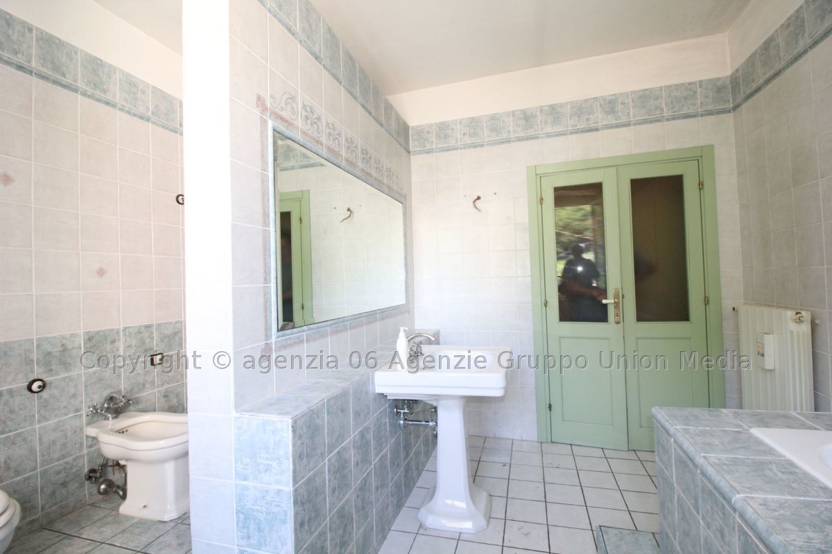 Immagine 35 di Appartamento in vendita  a Ortonovo