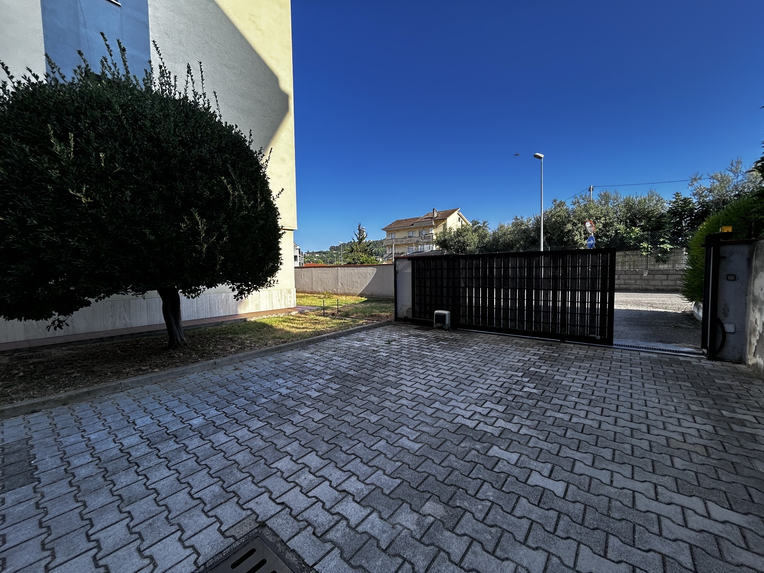 Immagine 22 di Pentalocale in vendita  in Viale Maiella 23/A a Francavilla Al Mare