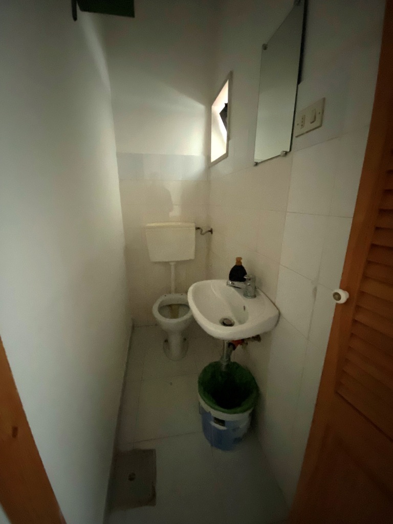 Immagine 12 di Locale commerciale in vendita  in Via Vincenzo Savino 2 a Casamassima