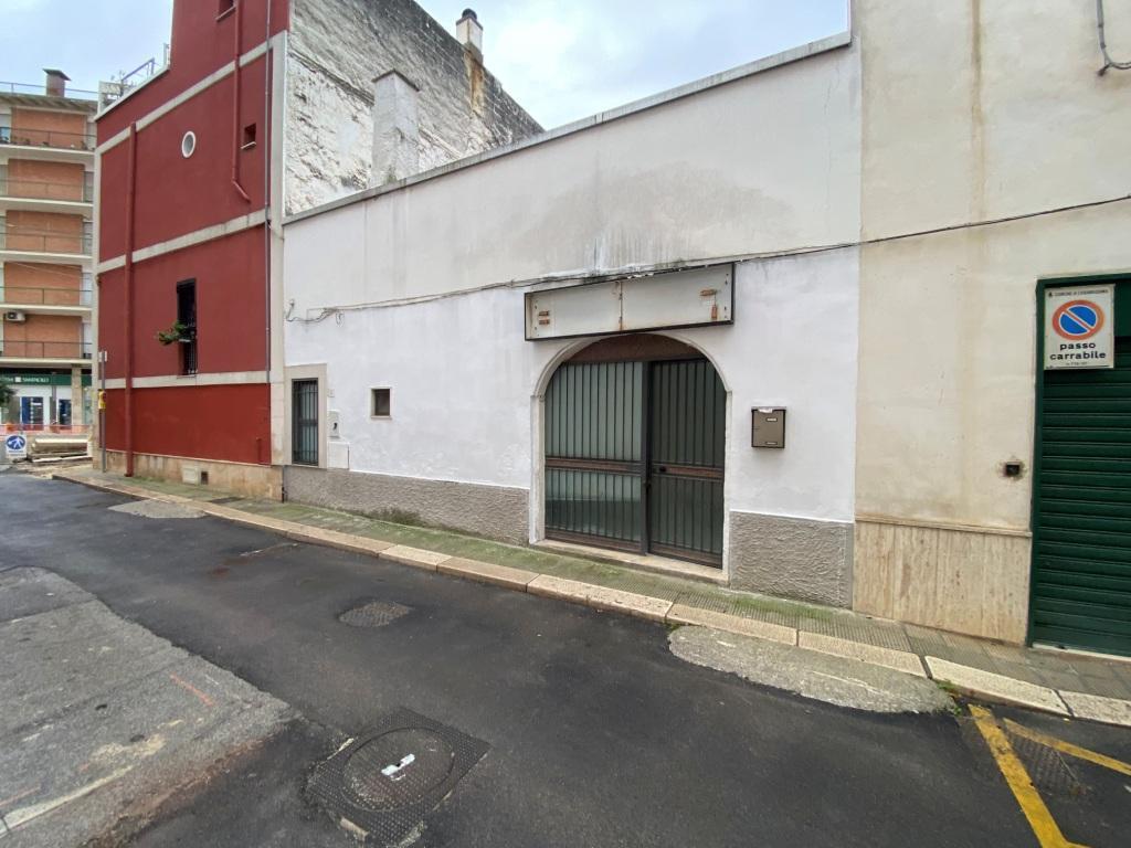 Immagine 1 di Locale commerciale in vendita  in Via Vincenzo Savino 2 a Casamassima