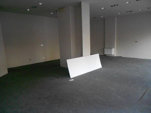 Immagine 2 di Locale commerciale in vendita  in Viale Giosuè Carducci a Lucca