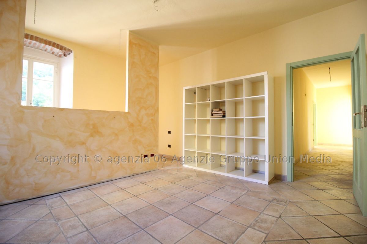 Immagine 18 di Appartamento in vendita  a Ortonovo