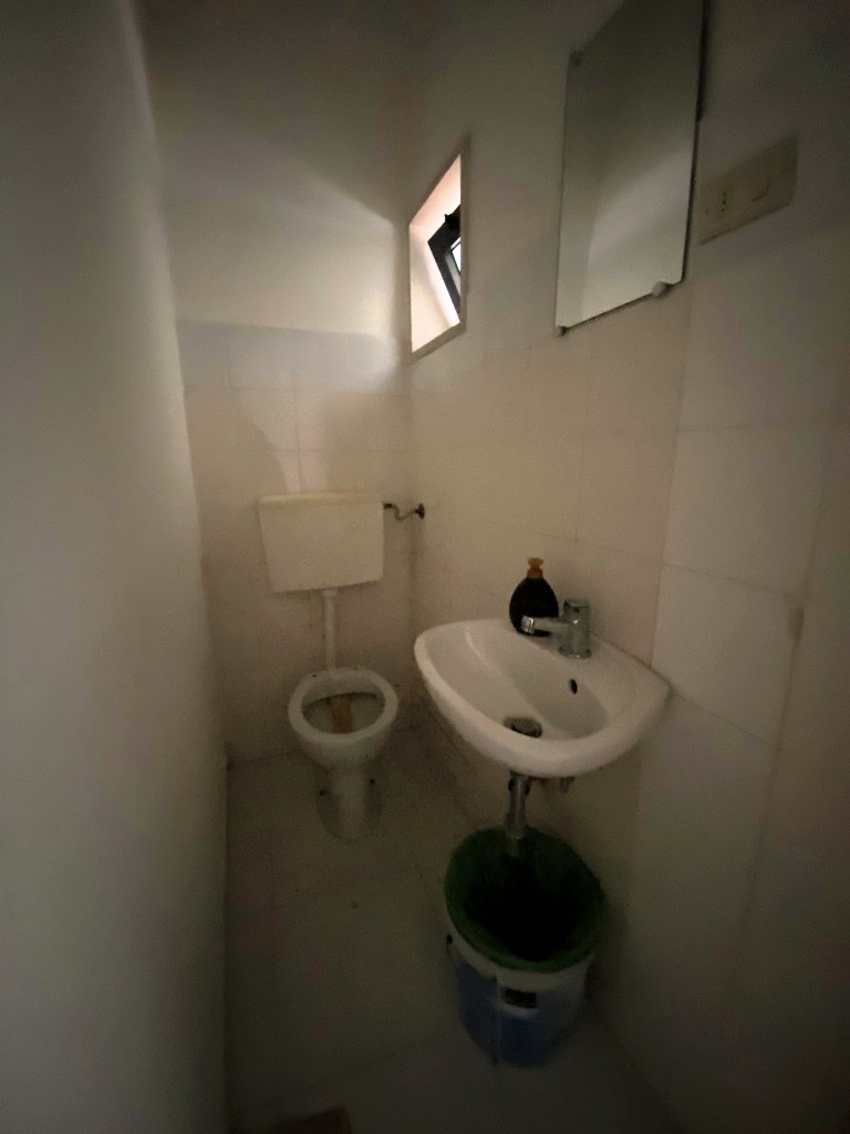 Immagine 11 di Locale commerciale in vendita  in Via Vincenzo Savino 2 a Casamassima