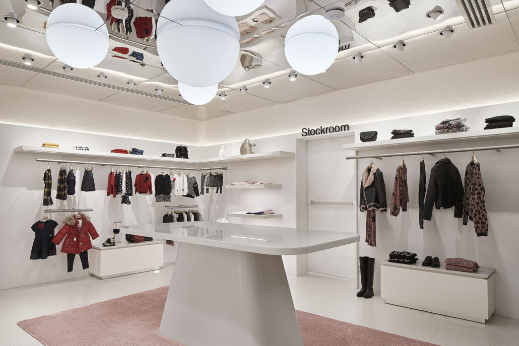 Immagine 12 di Locale commerciale in vendita  in Piazza Santa Maria a Lucca