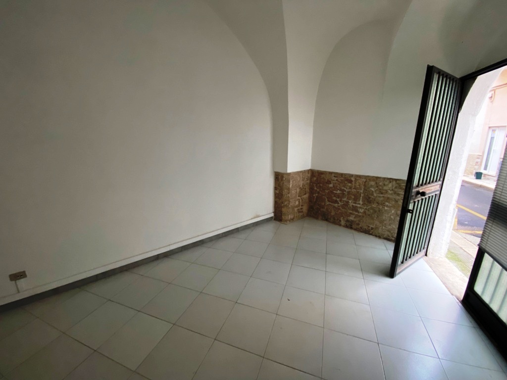 Immagine 3 di Locale commerciale in vendita  in Via Vincenzo Savino 2 a Casamassima