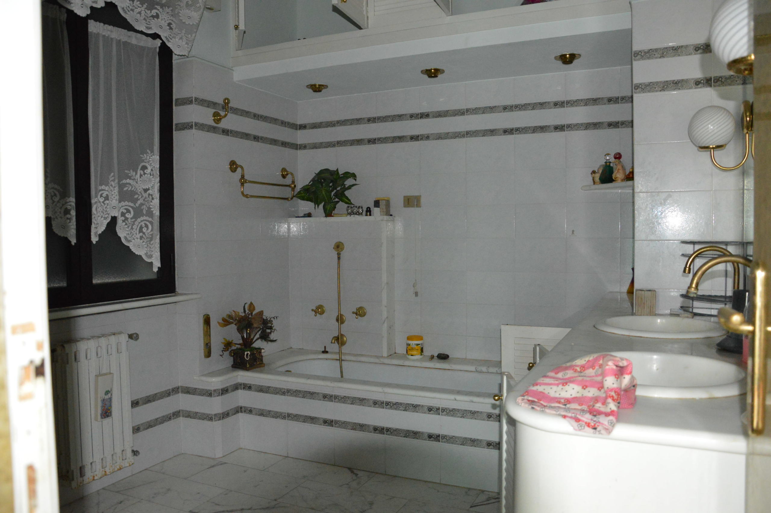 Immagine 25 di Villa in vendita  in Via della Chiesa XXIV a Lucca