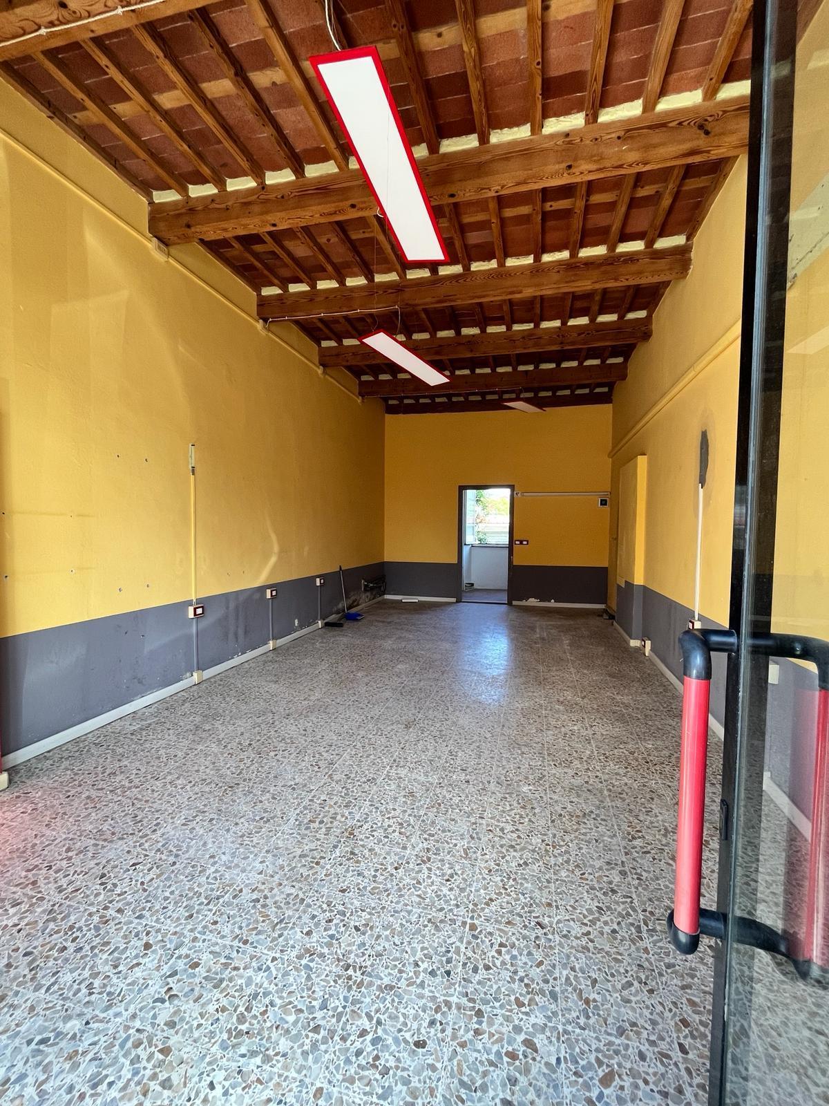 Immagine 3 di Locale commerciale in affitto  in Viale G. Puccini a Lucca