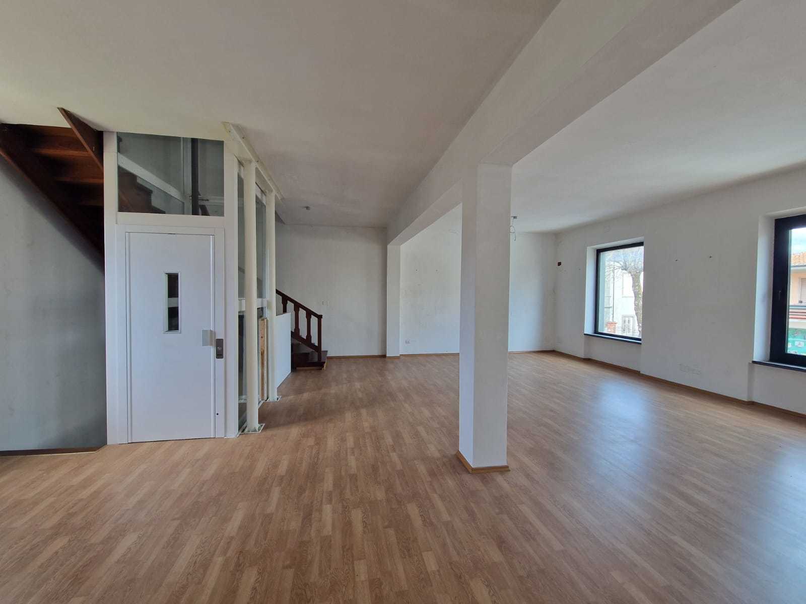 Immagine 3 di Capannone industriale in affitto  in Via Sarzanese 533 a Lucca