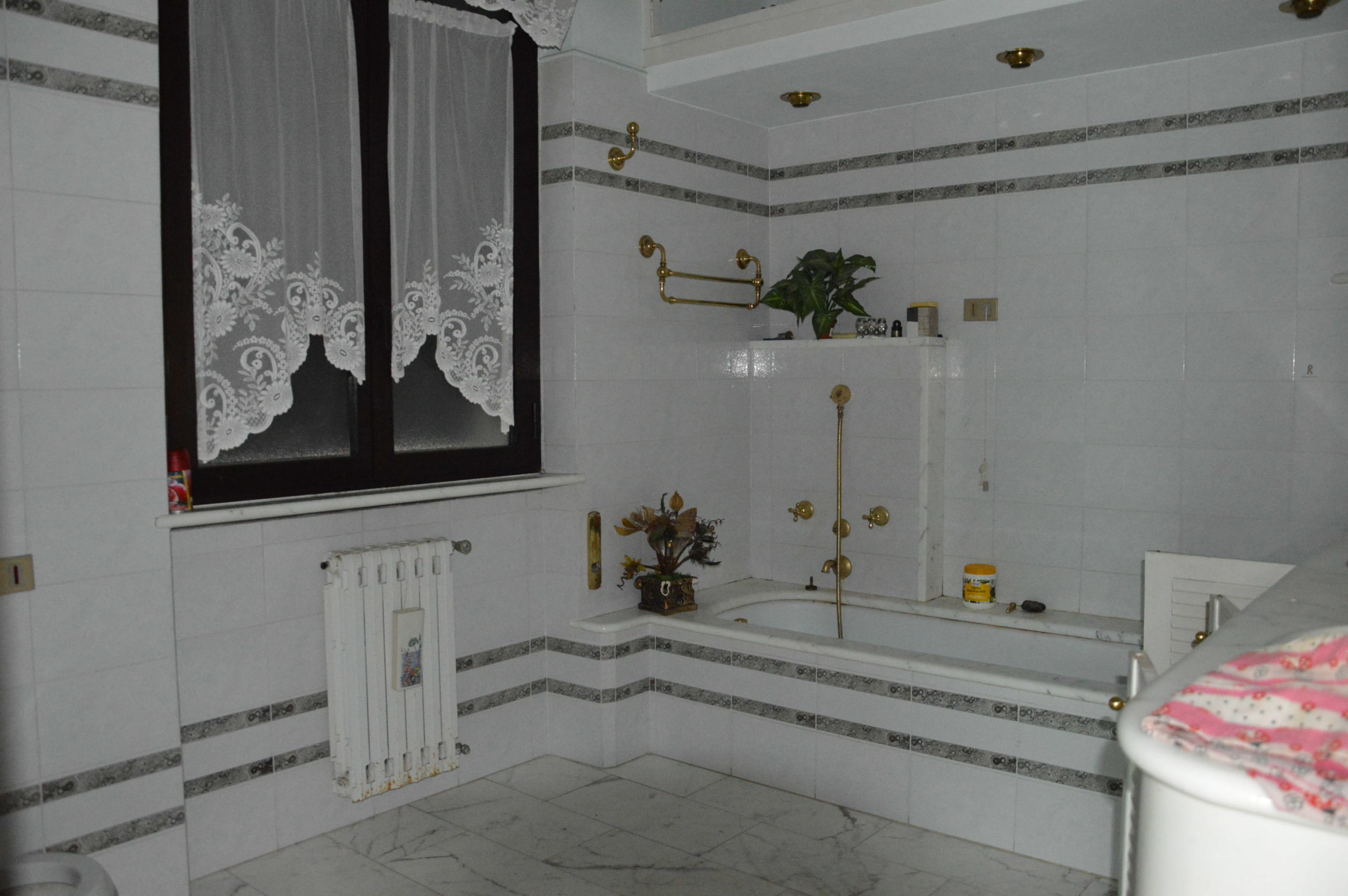 Immagine 26 di Villa in vendita  in Via della Chiesa XXIV a Lucca