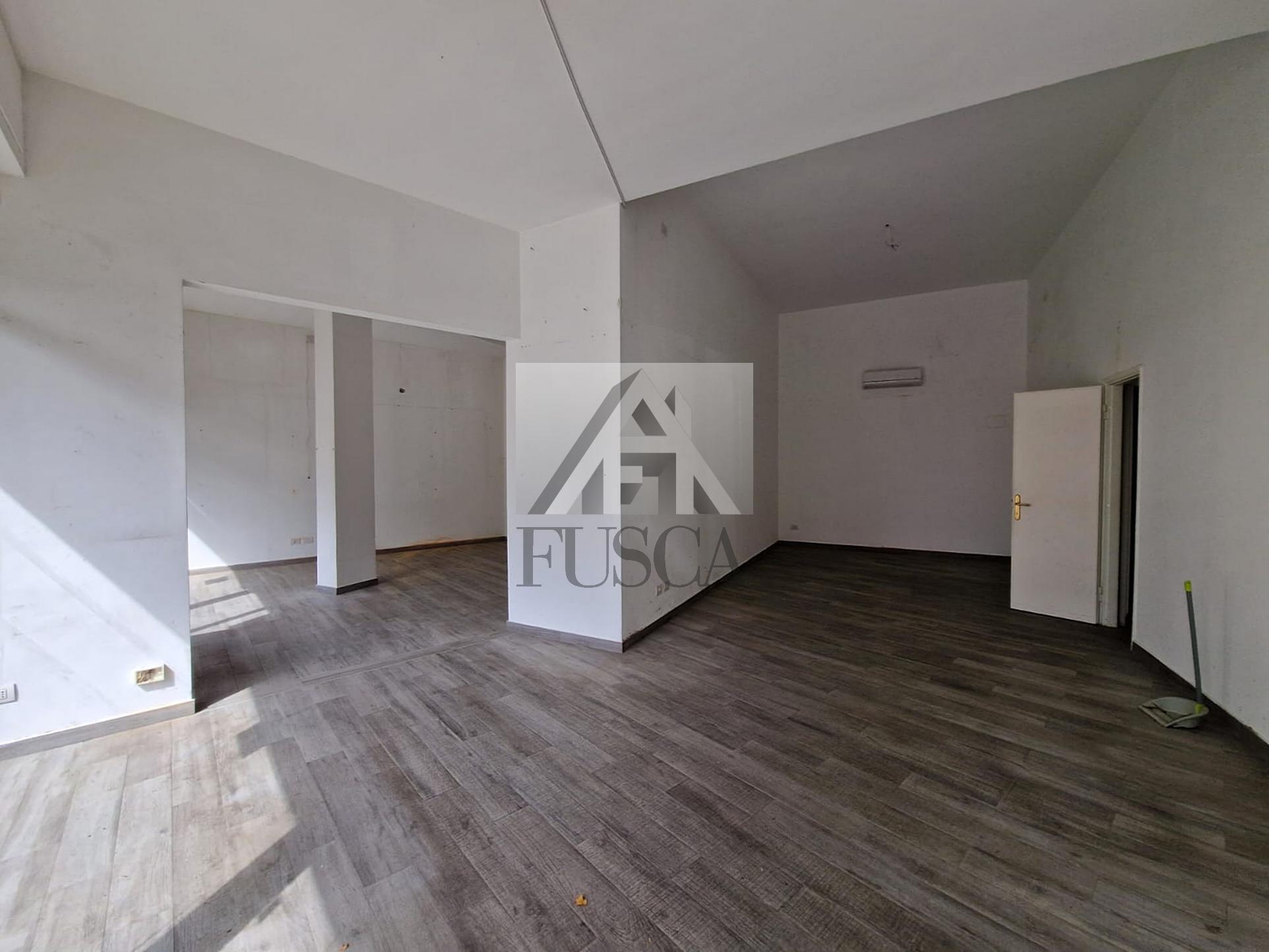 Immagine 5 di Locale commerciale in vendita  in Via Sant'Anna a Lucca