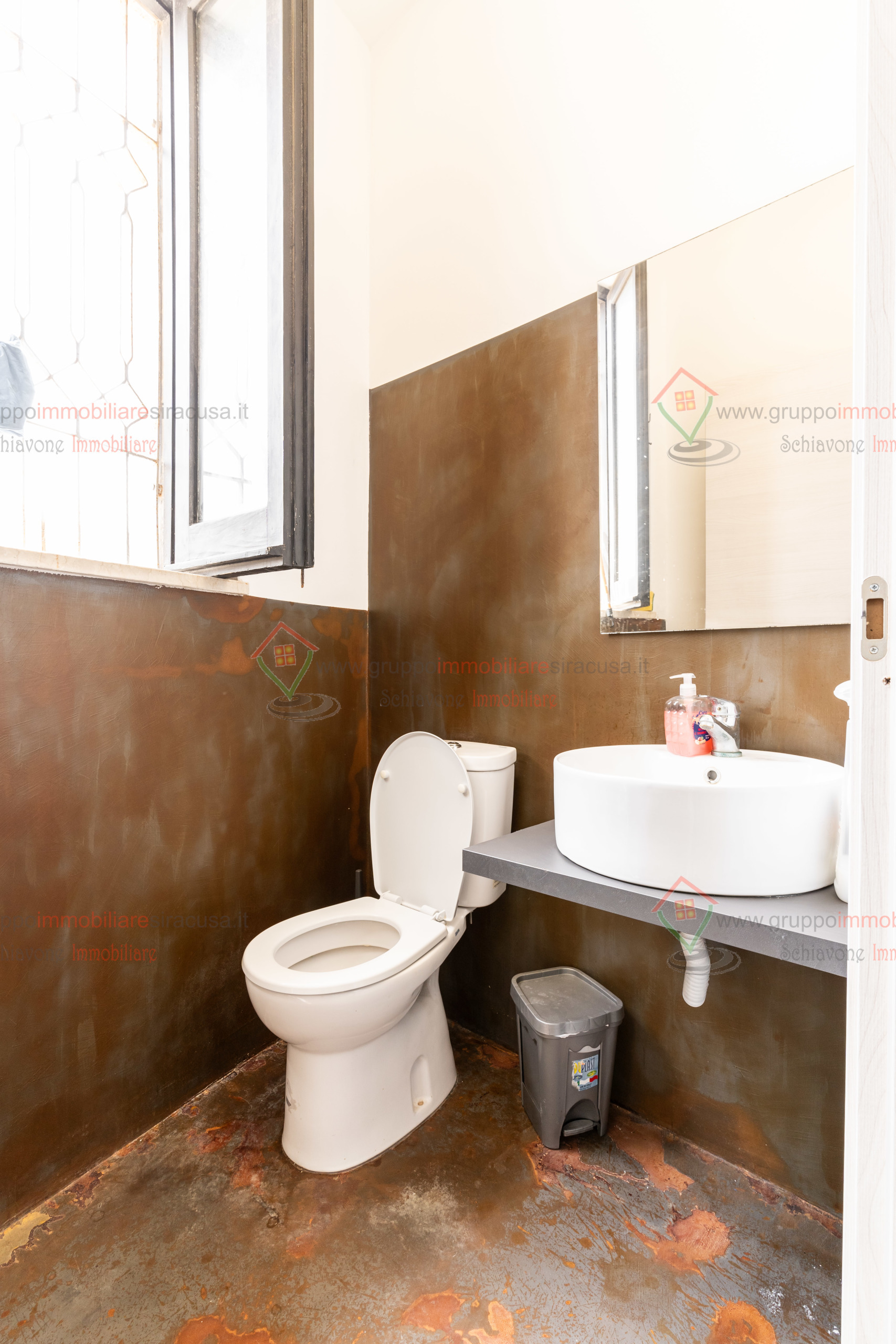 Immagine 5 di Locale commerciale in vendita  a Siracusa