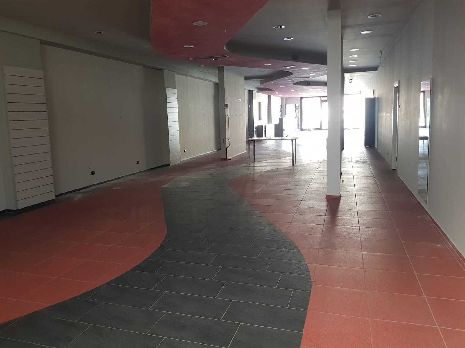 Immagine 1 di Locale commerciale in affitto  in via delle ville prima a Lucca