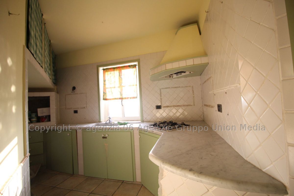 Immagine 25 di Appartamento in vendita  a Ortonovo