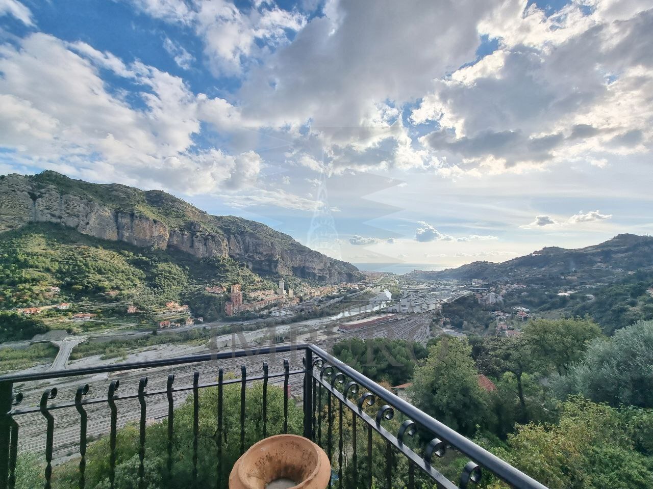 Immagine 28 di Casa indipendente in vendita  in Via Tamagna 25 a Ventimiglia