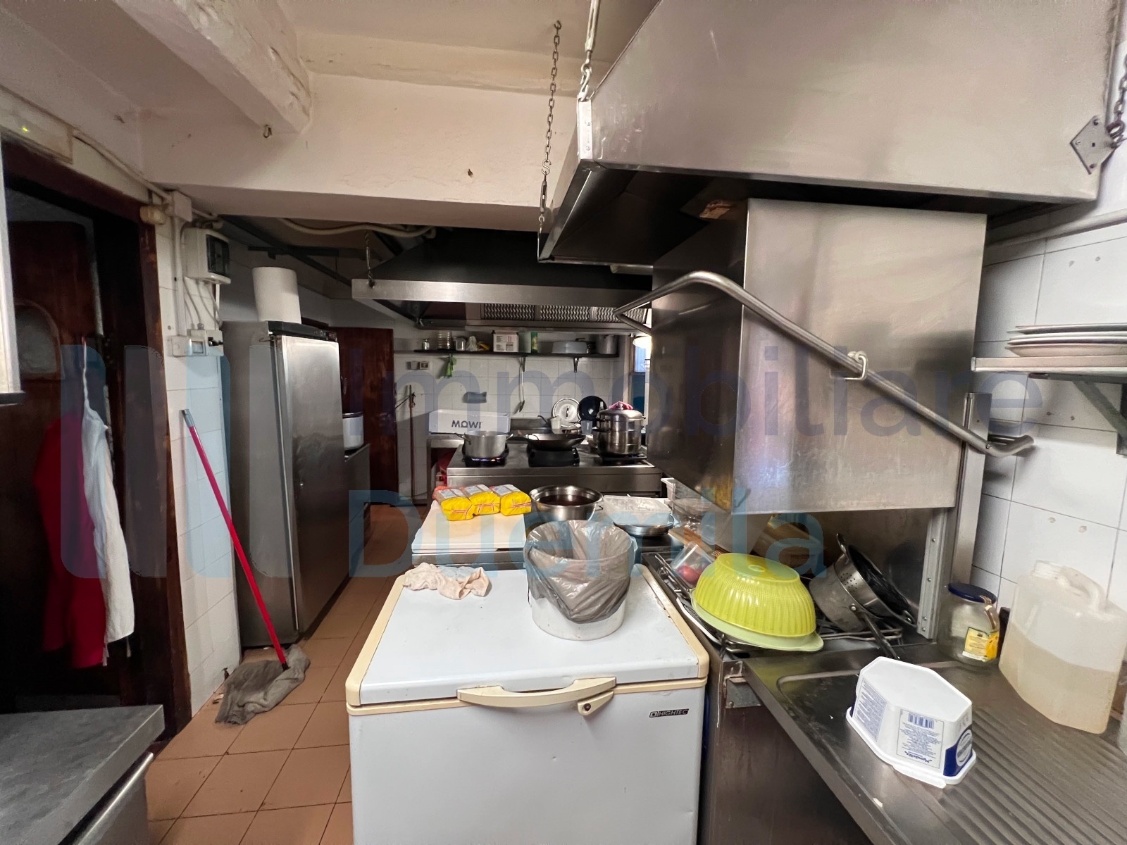 Immagine 11 di Locale commerciale in vendita  a Bologna