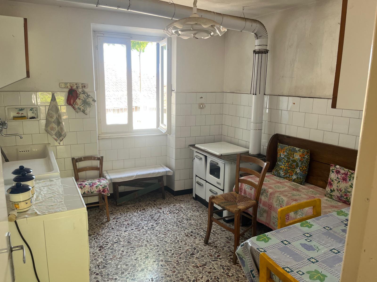 Immagine 5 di Porzione di casa in vendita  in Via IV Novembre 20 a Maissana