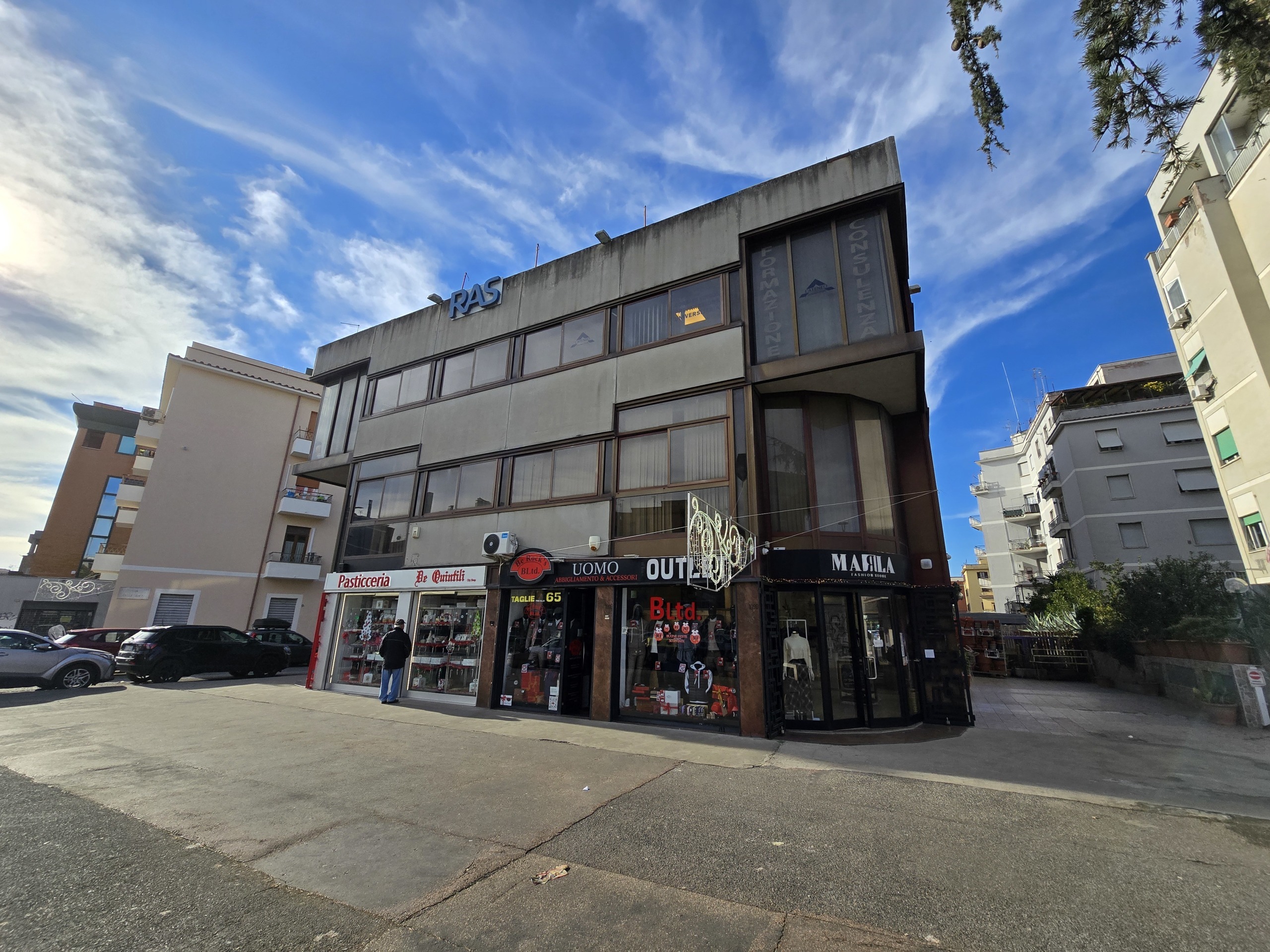 Immagine 7 di Palazzo in vendita  in Via degli Abeti 29 a Roma