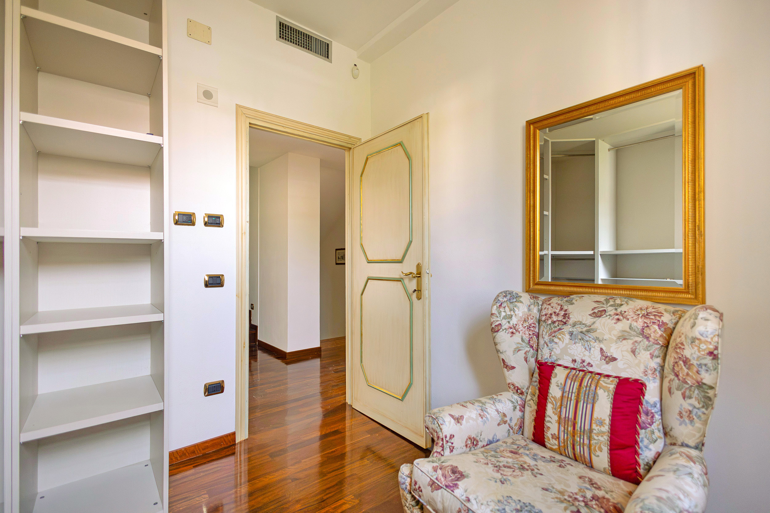 Immagine 28 di Villa in vendita  a Pisa