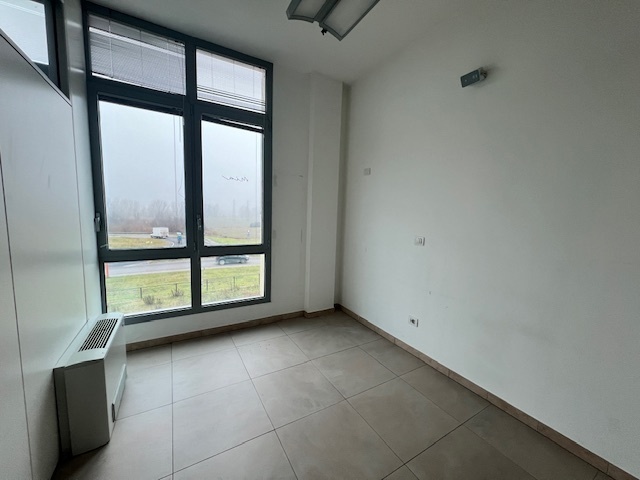 Immagine 21 di Ufficio in vendita  a Cesena