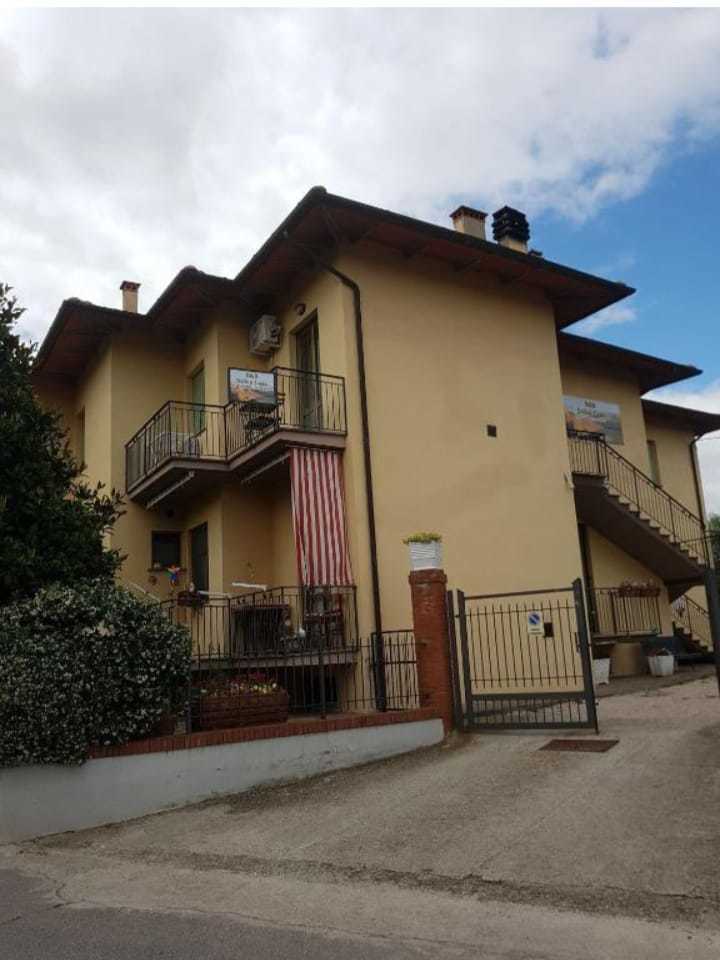 Immagine 1 di Porzione di casa in vendita  a Castiglione Del Lago