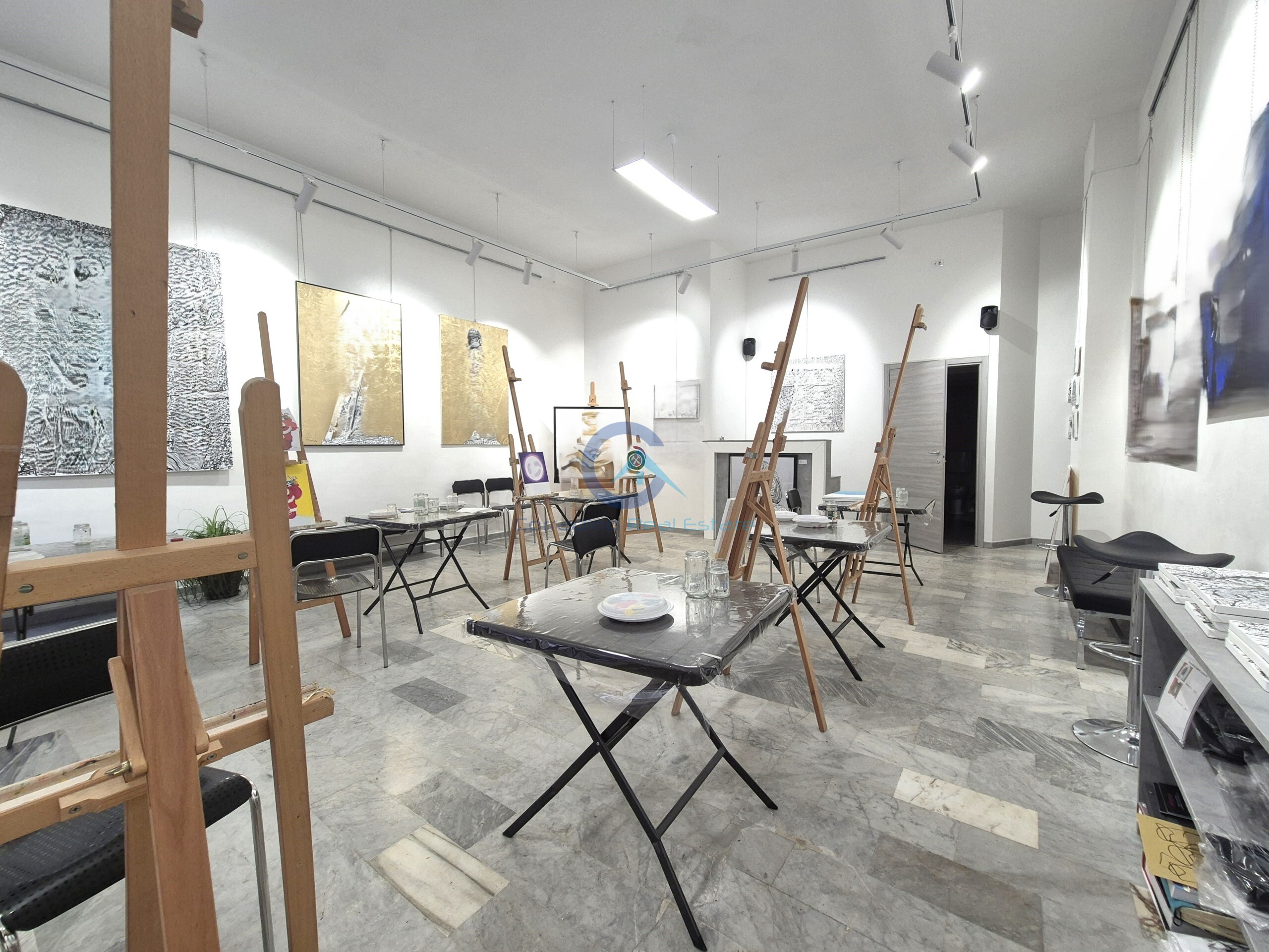 Immagine 2 di Locale commerciale in affitto  a Catanzaro