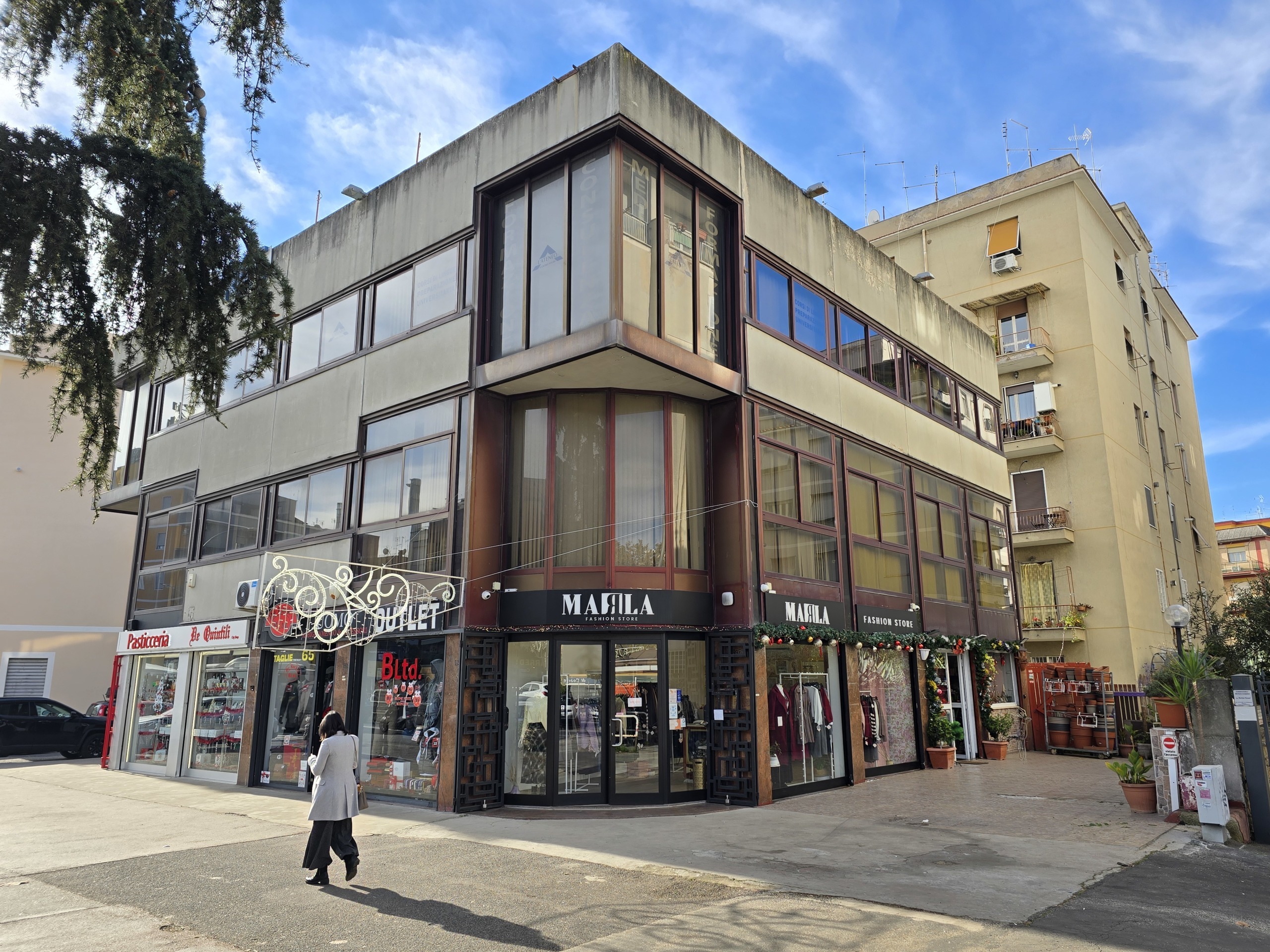 Immagine 2 di Palazzo in vendita  in Via degli Abeti 29 a Roma