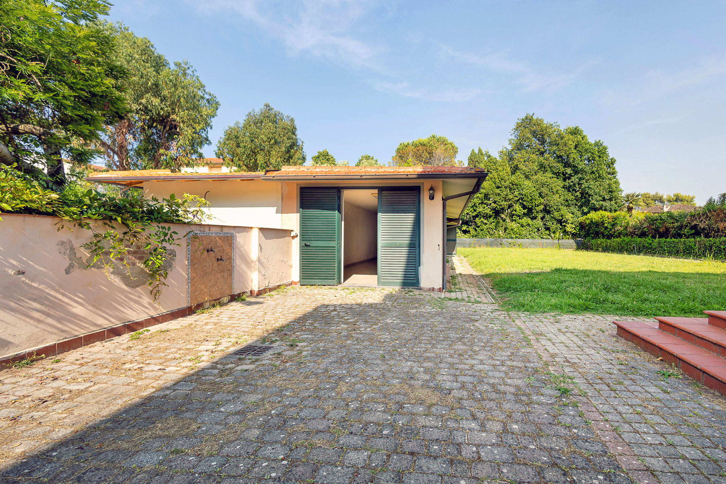 Immagine 5 di Villa in vendita  a Pisa