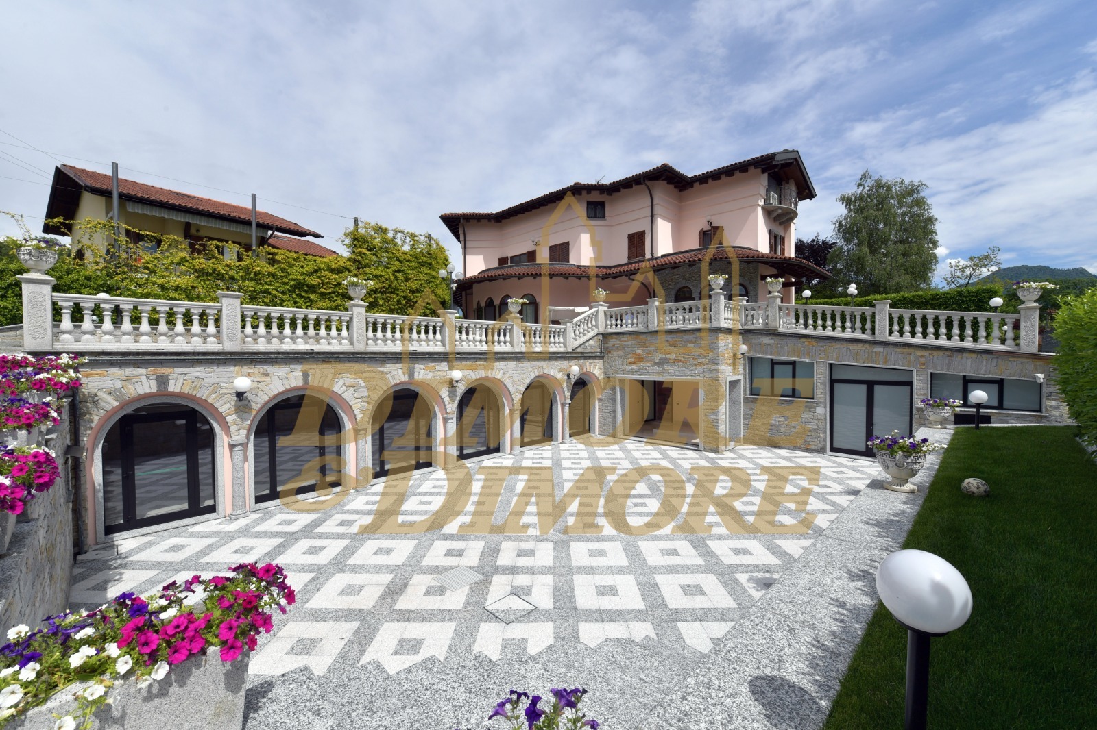 Immagine 16 di Villa in vendita  a Verbania