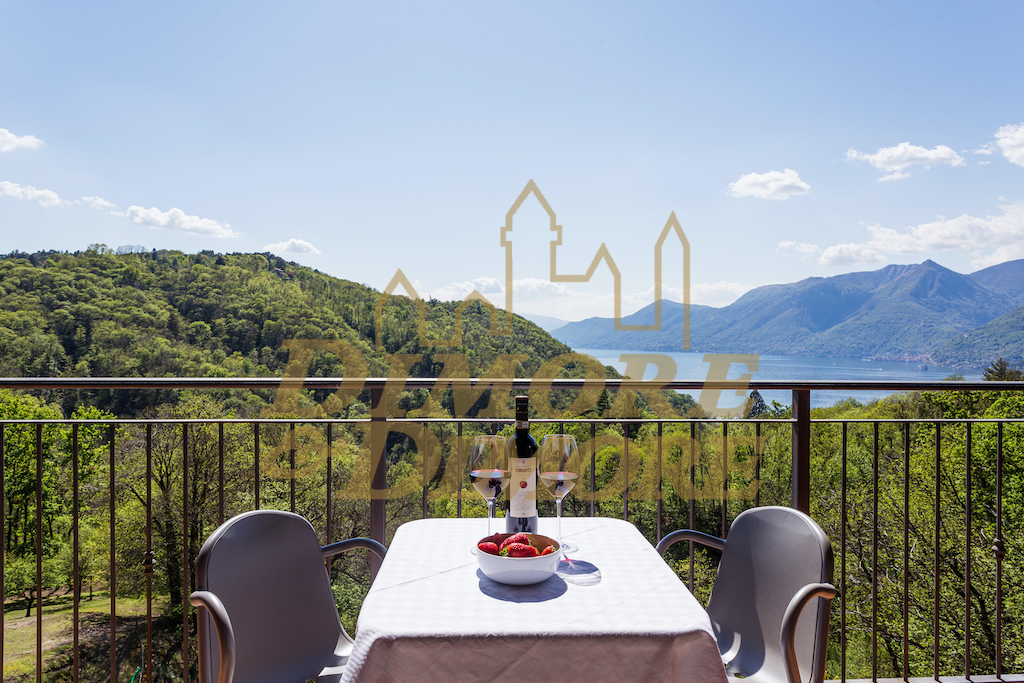 Immagine 18 di Villetta a schiera in vendita  a Luino