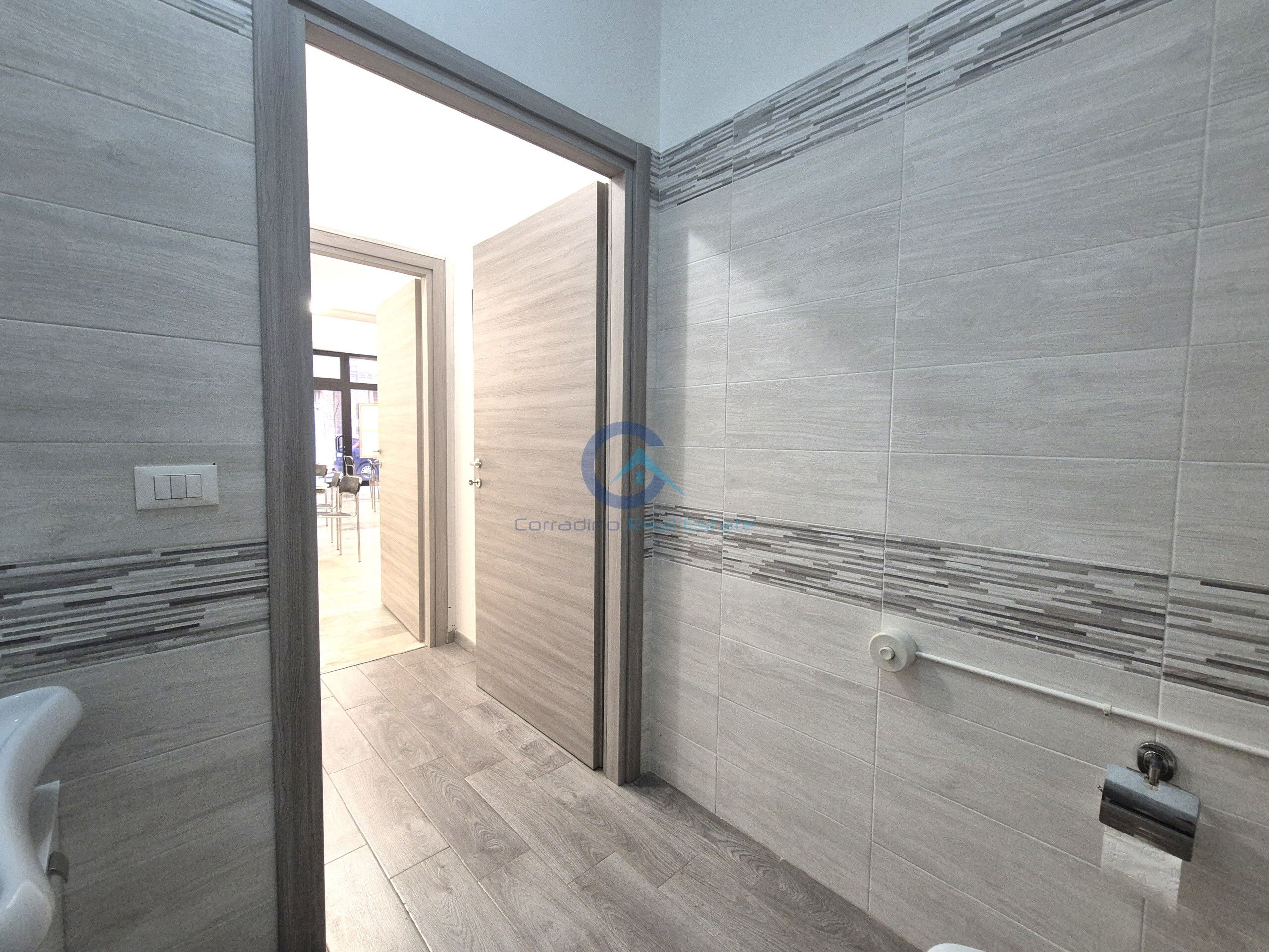 Immagine 7 di Locale commerciale in affitto  a Catanzaro