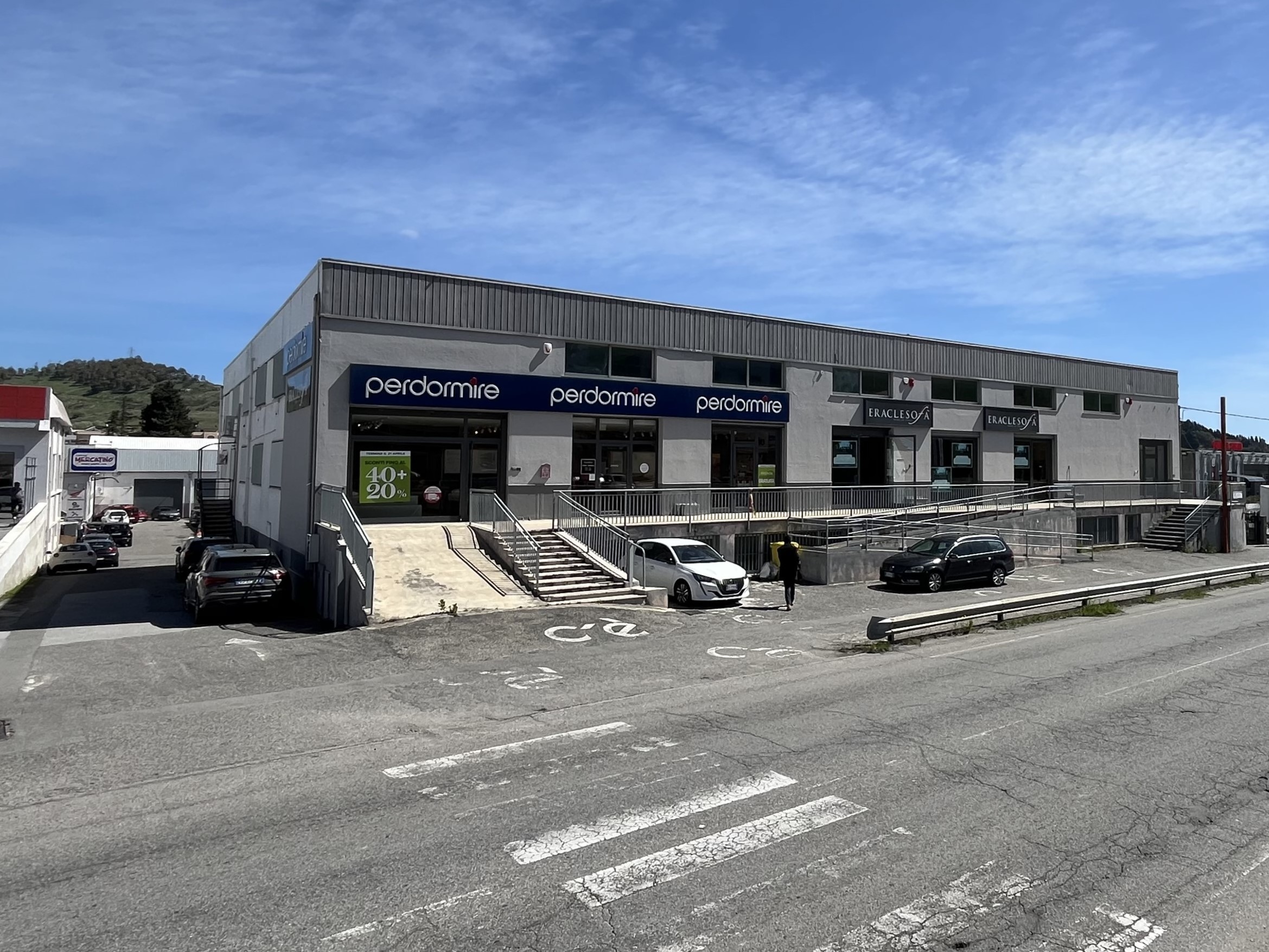 Immagine 12 di Magazzino in affitto  in Viale della Valle Lucrezia 50 a Catanzaro