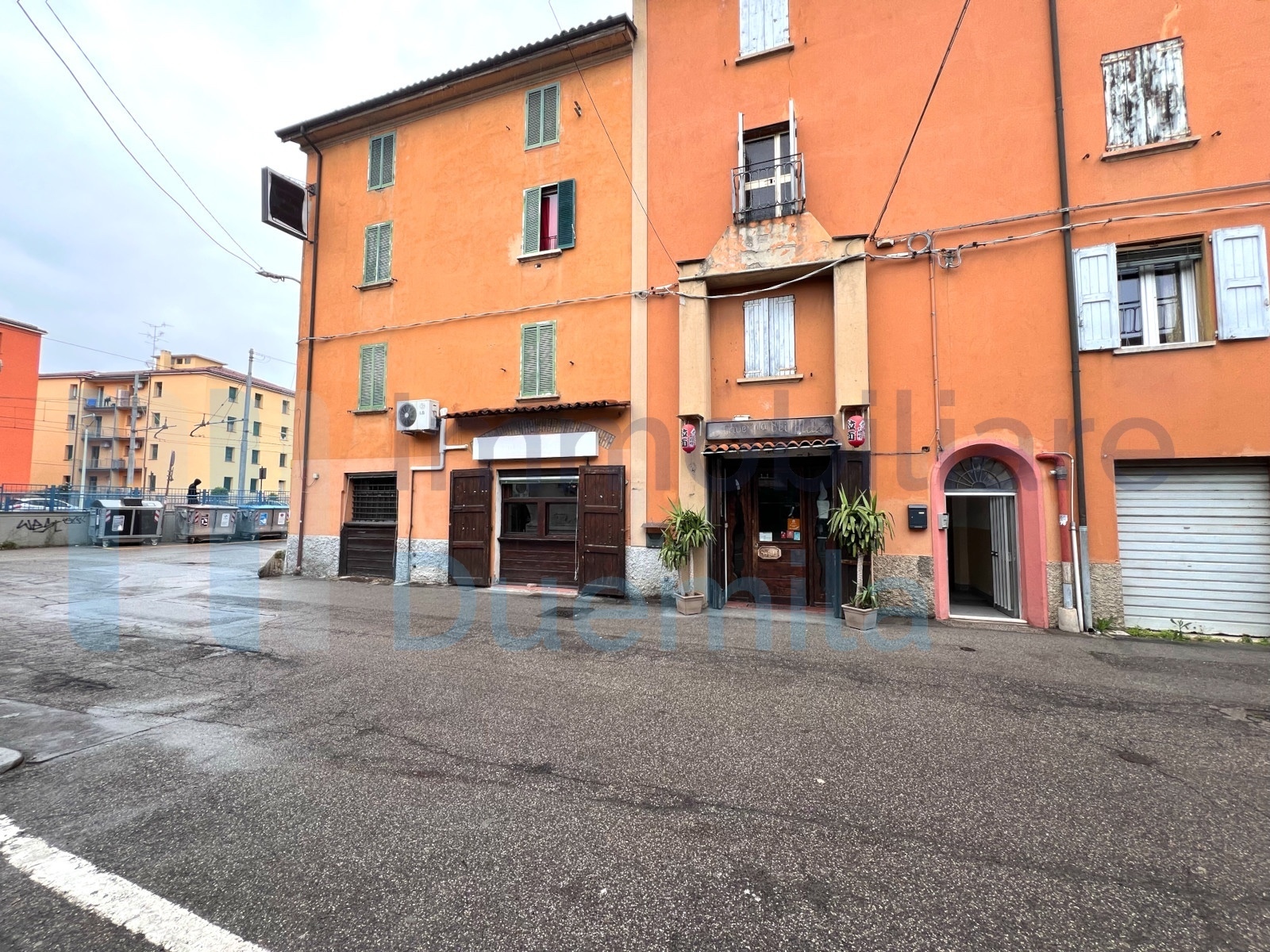 Immagine 14 di Locale commerciale in vendita  a Bologna