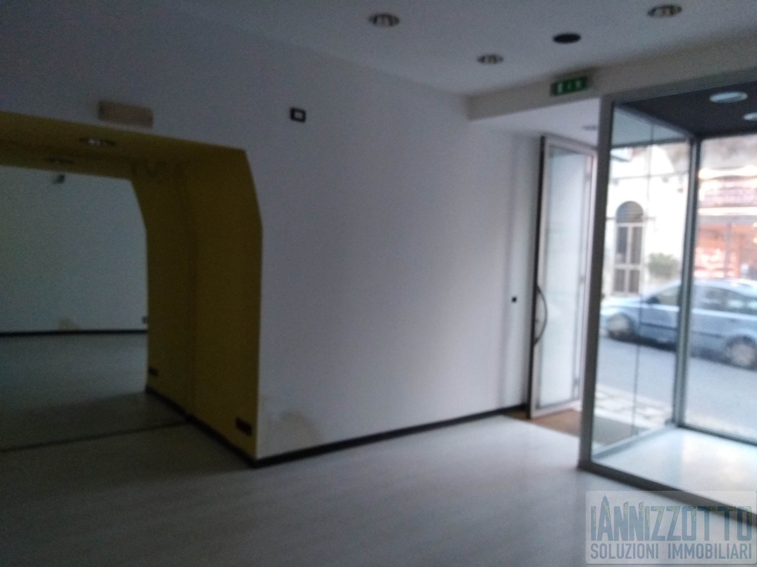 Immagine 4 di Locale commerciale in affitto  a Ragusa