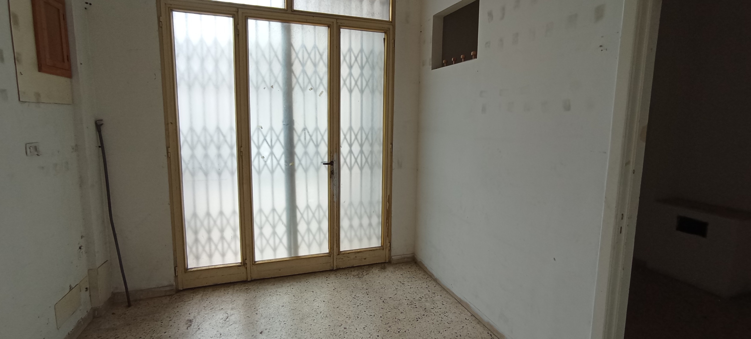 Immagine 10 di Locale commerciale in affitto  a Ragusa