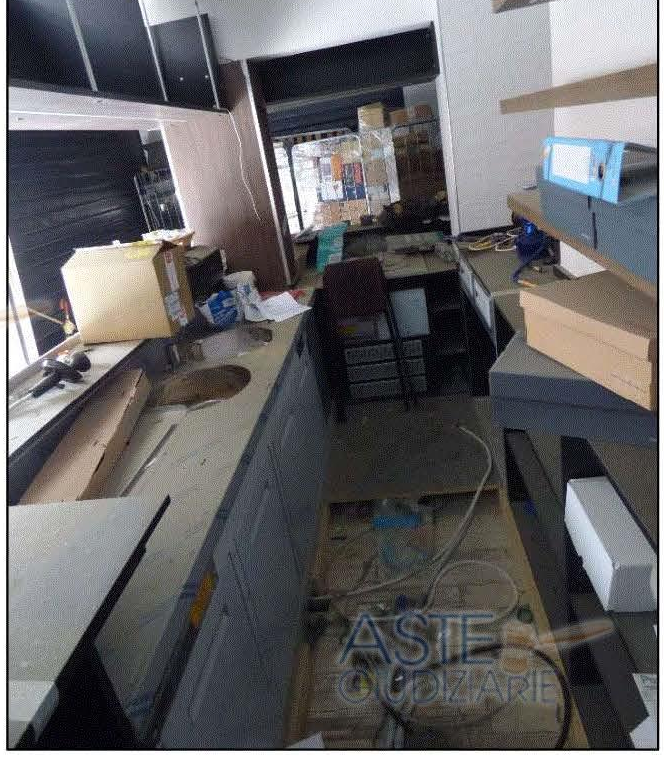 Immagine 3 di Locale commerciale in vendita  a Rimini