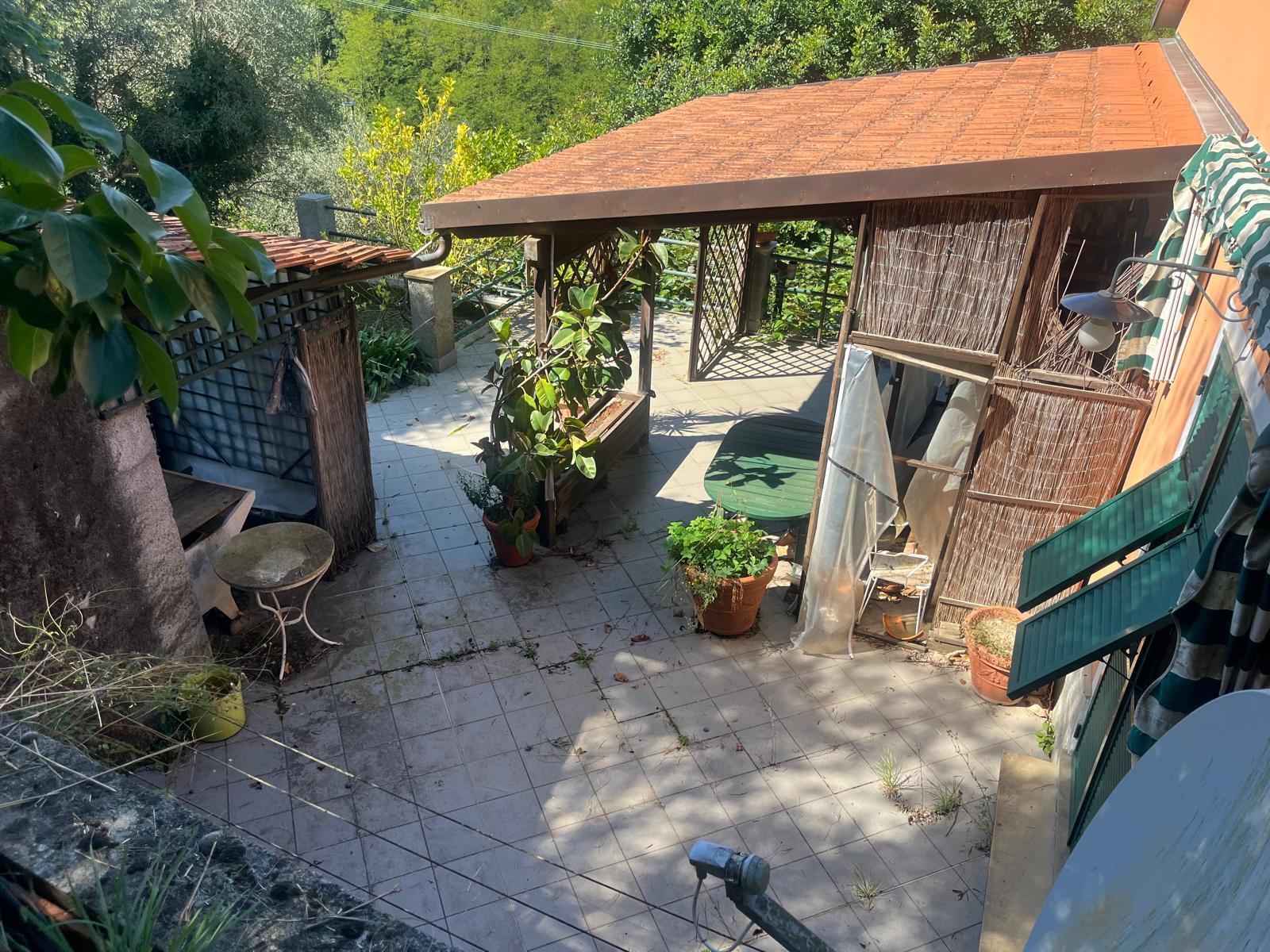 Immagine 9 di Villa in vendita  in Via Salvatore Gatti 19 a Castiglione Chiavarese