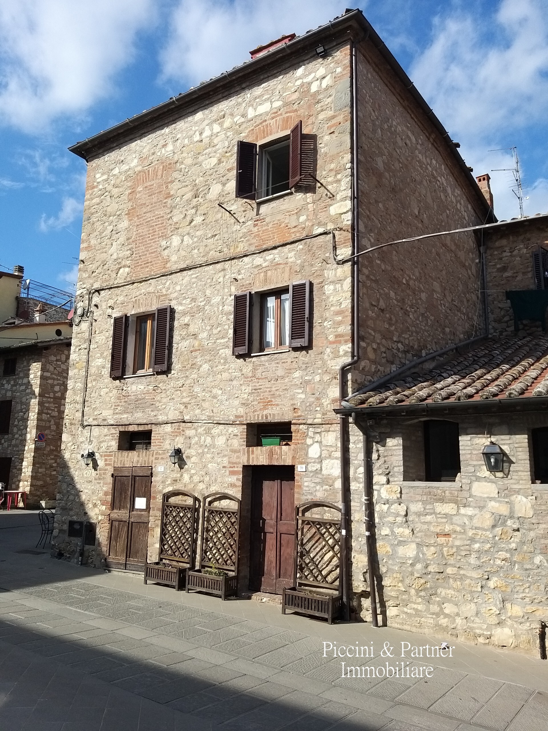 Immagine 2 di Quadrilocale in vendita  in Piazza Cesare Caporali 4 a Castiglione Del Lago