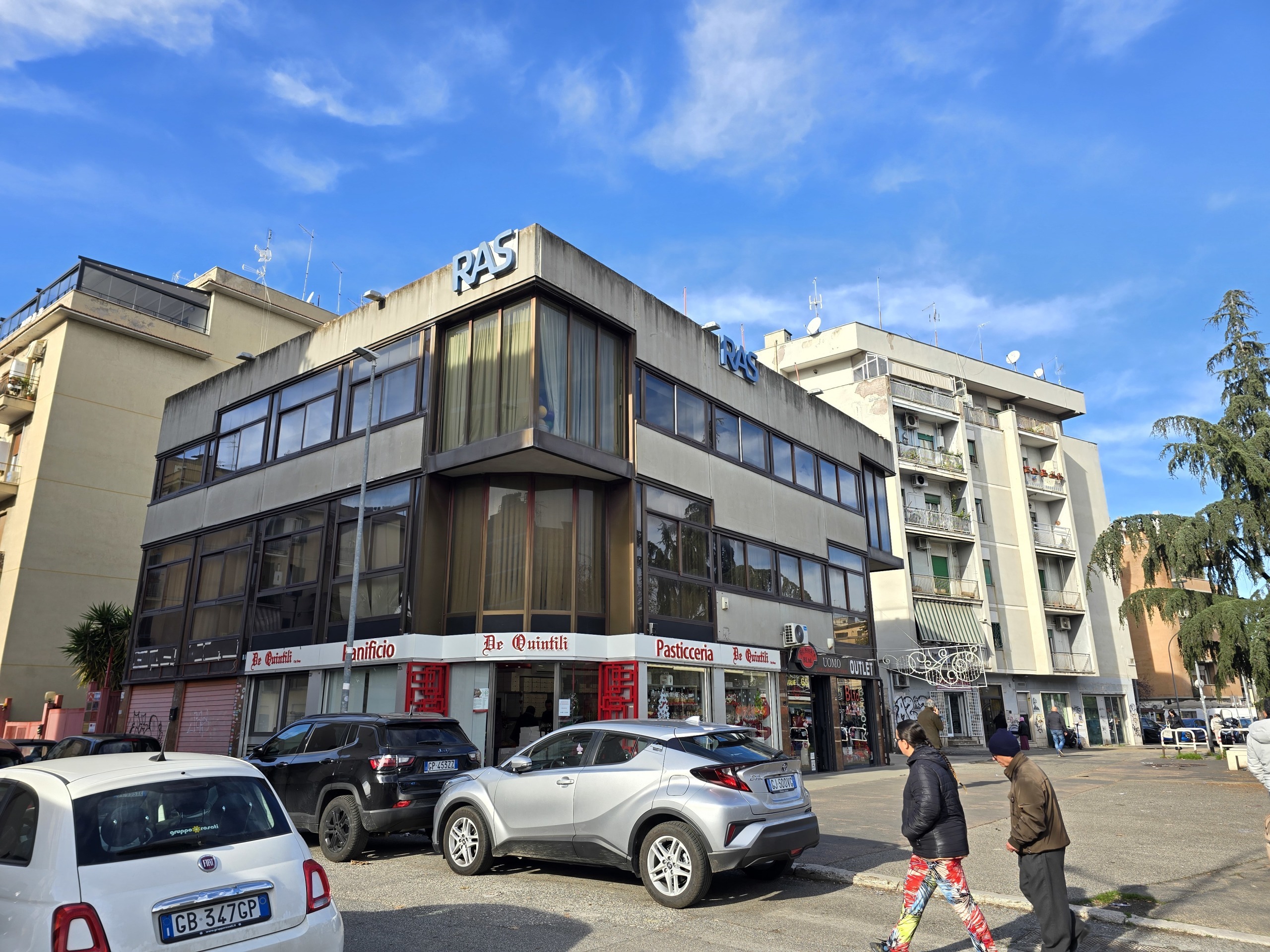 Immagine 10 di Palazzo in vendita  in Via degli Abeti 29 a Roma