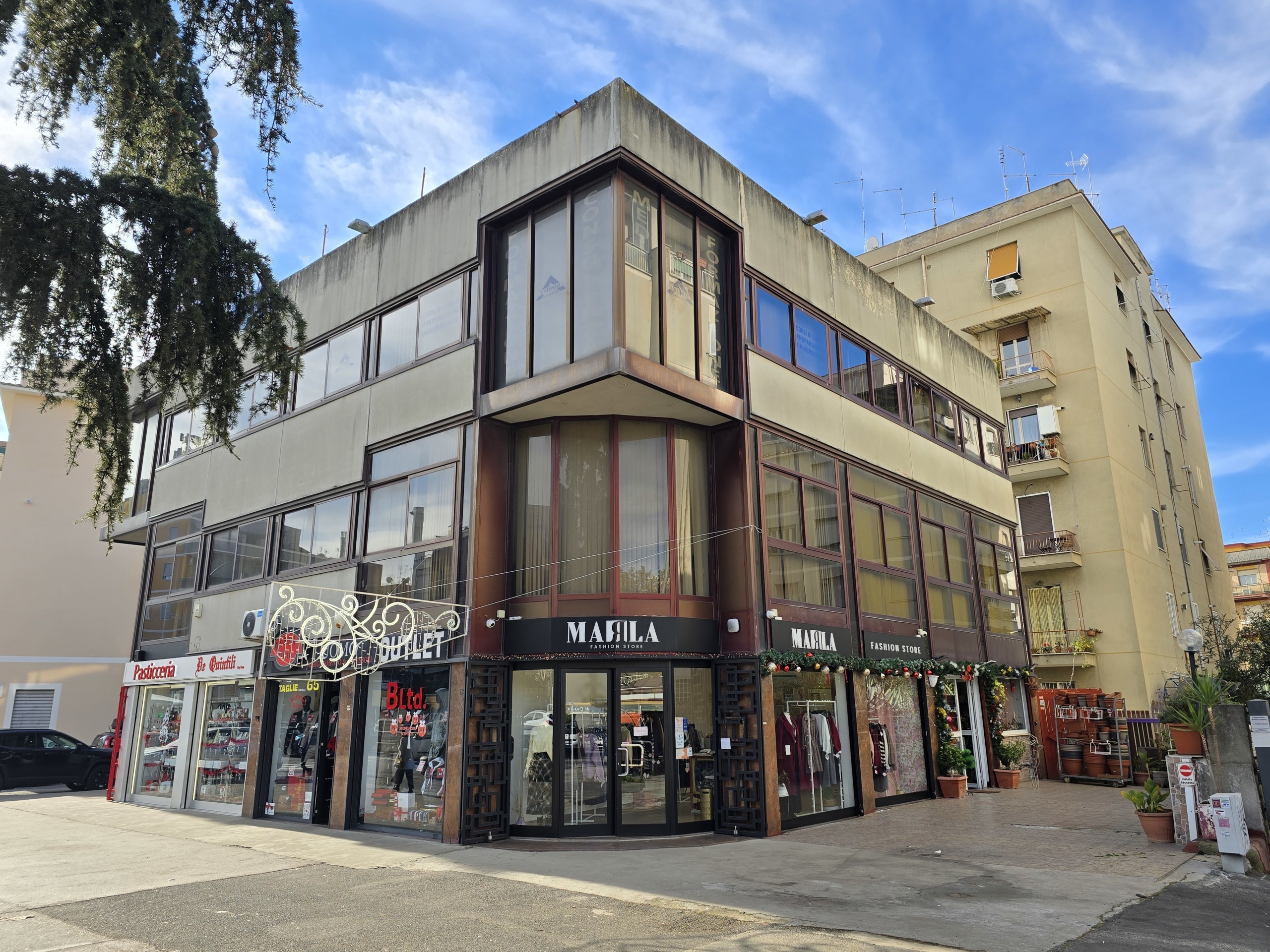 Immagine 5 di Palazzo in vendita  in Via degli Abeti 29 a Roma