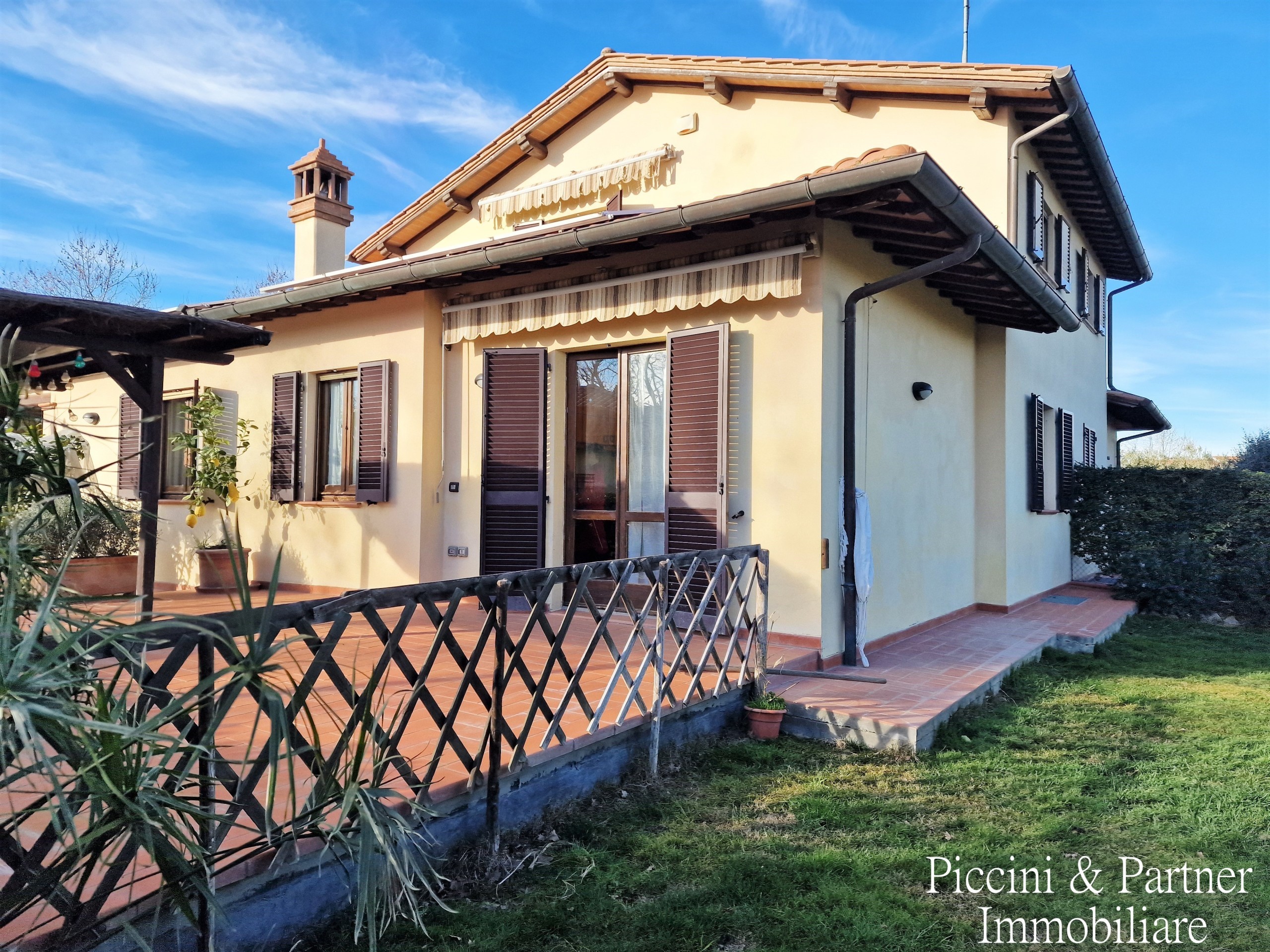 Immagine 3 di Casa bifamiliare in vendita  in Via Milano a Castiglione Del Lago