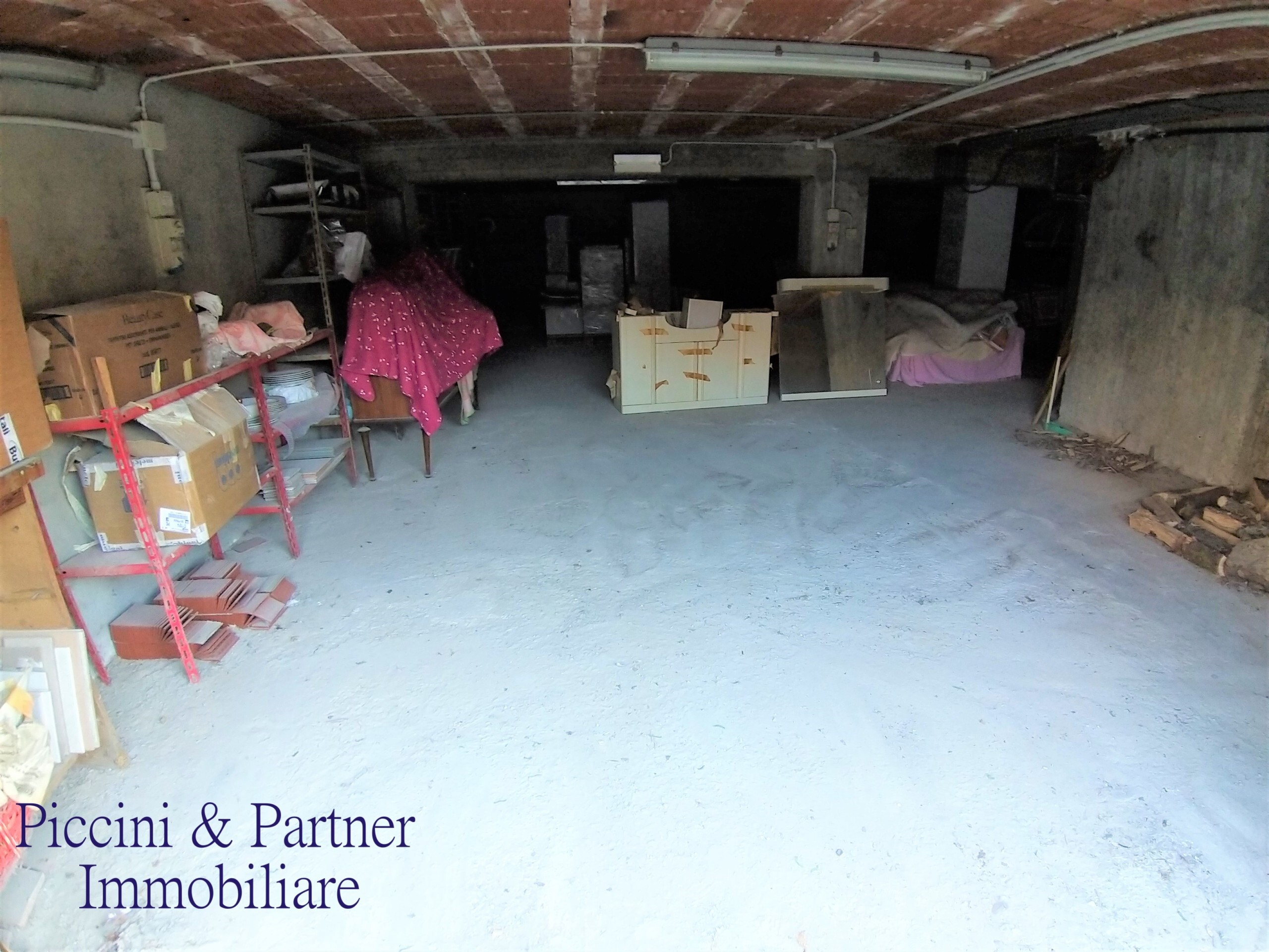 Immagine 1 di Garage in vendita  in Via Roma a Castiglione Del Lago