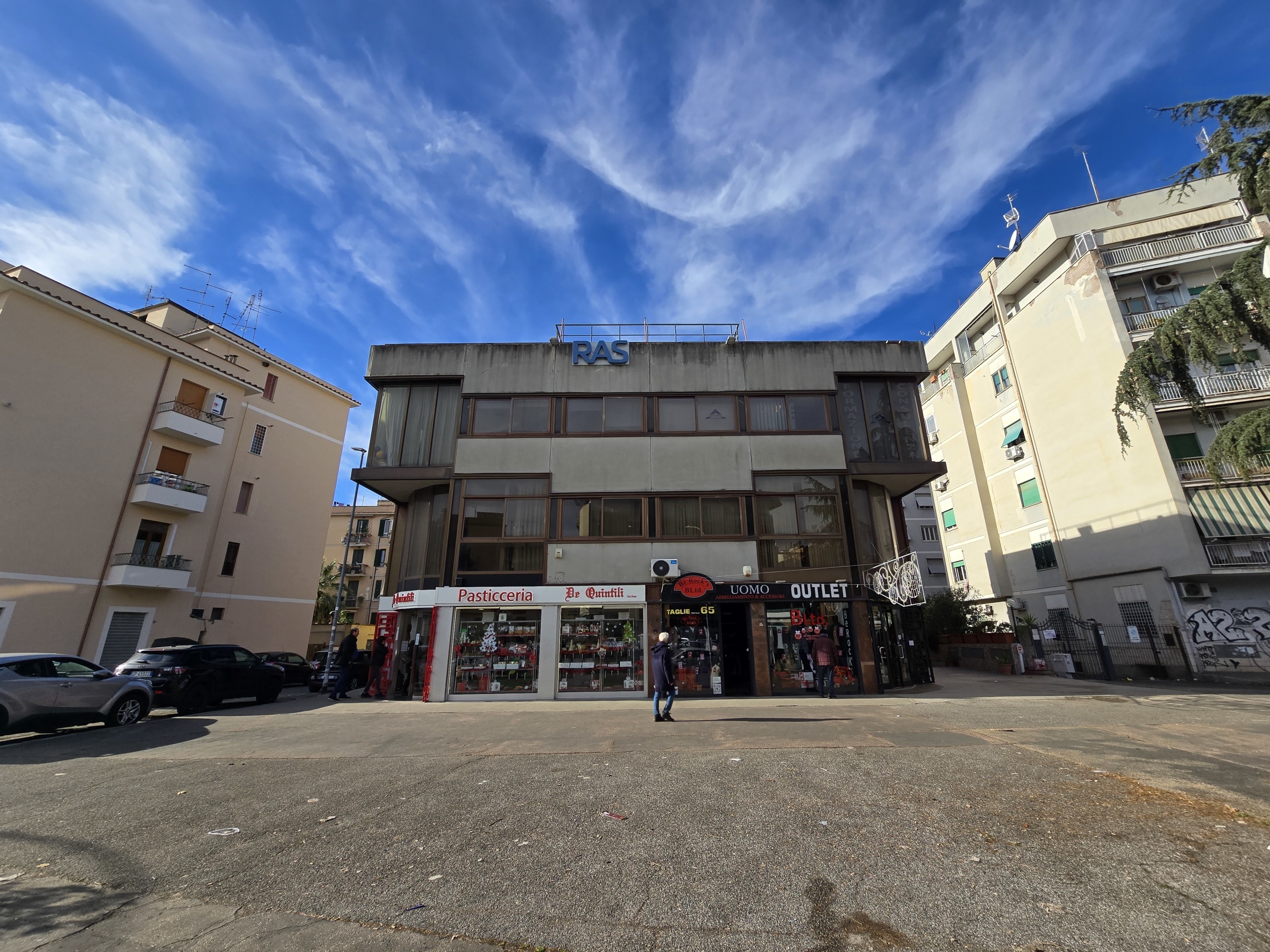 Immagine 4 di Palazzo in vendita  in Via degli Abeti 29 a Roma