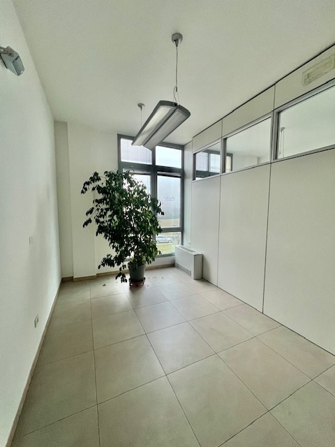 Immagine 13 di Ufficio in vendita  a Cesena